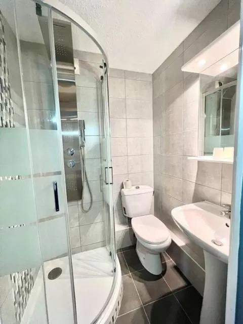 Toilet in Kyriad Direct Reims Bezannes