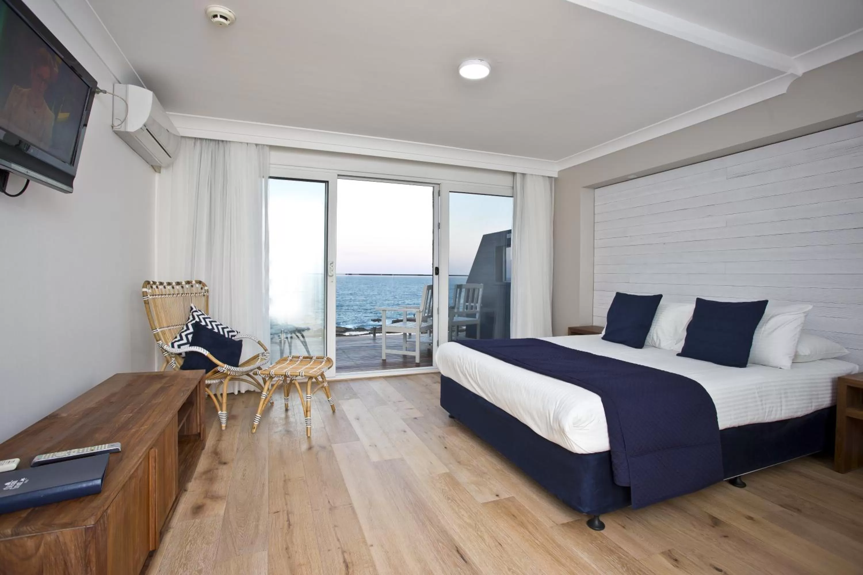 Photo of the whole room, Bed in Ocean Front Motel