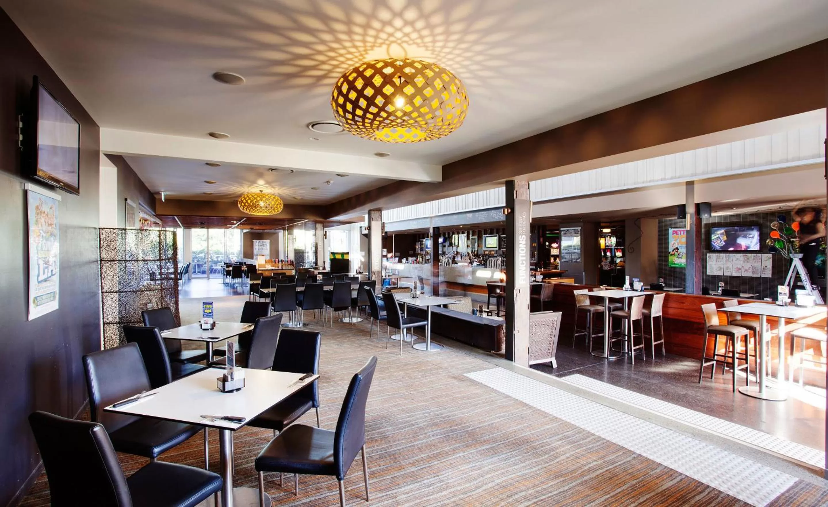 Restaurant/places to eat in Villa Noosa Hotel