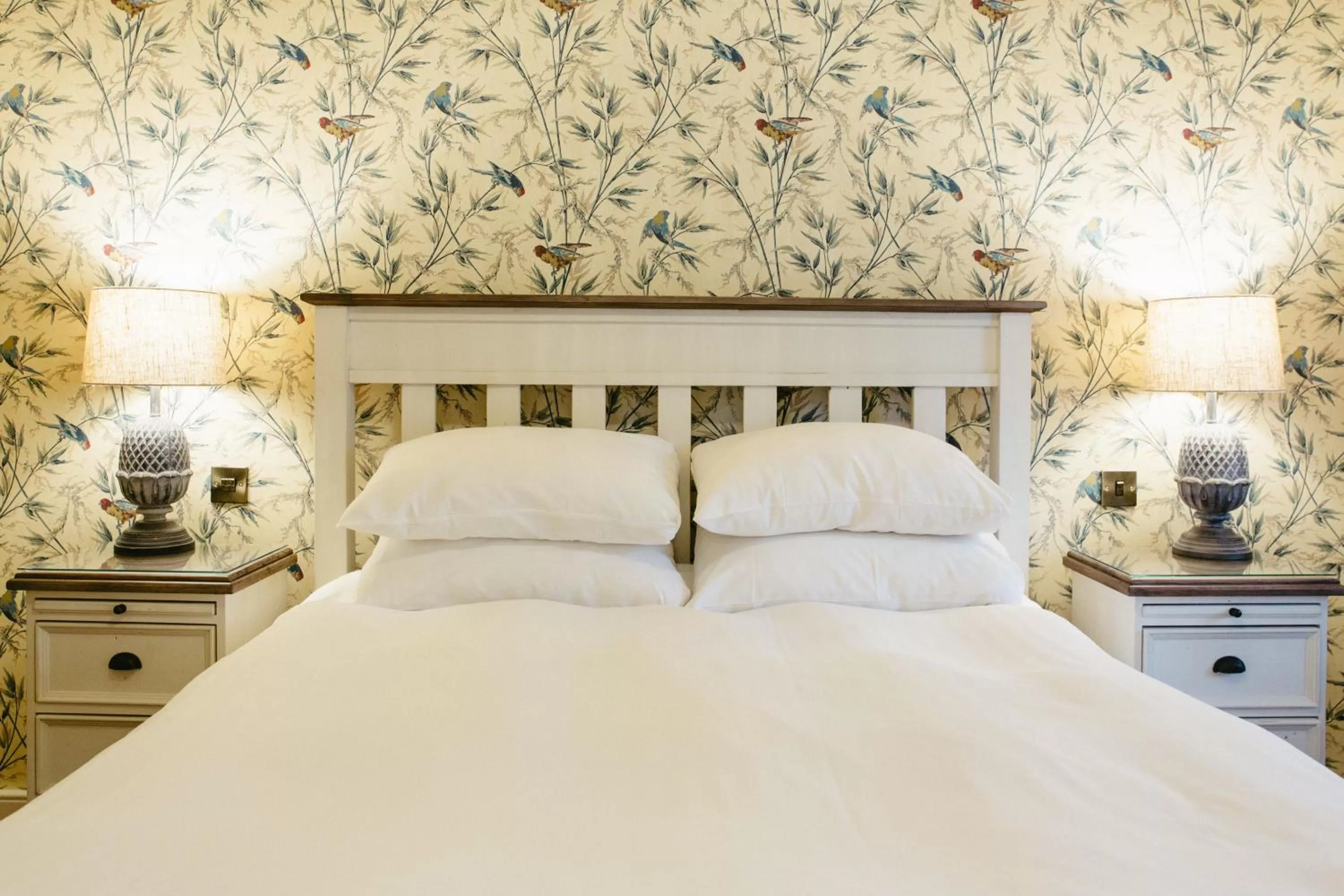 Bedroom, Bed in Crown Hotel