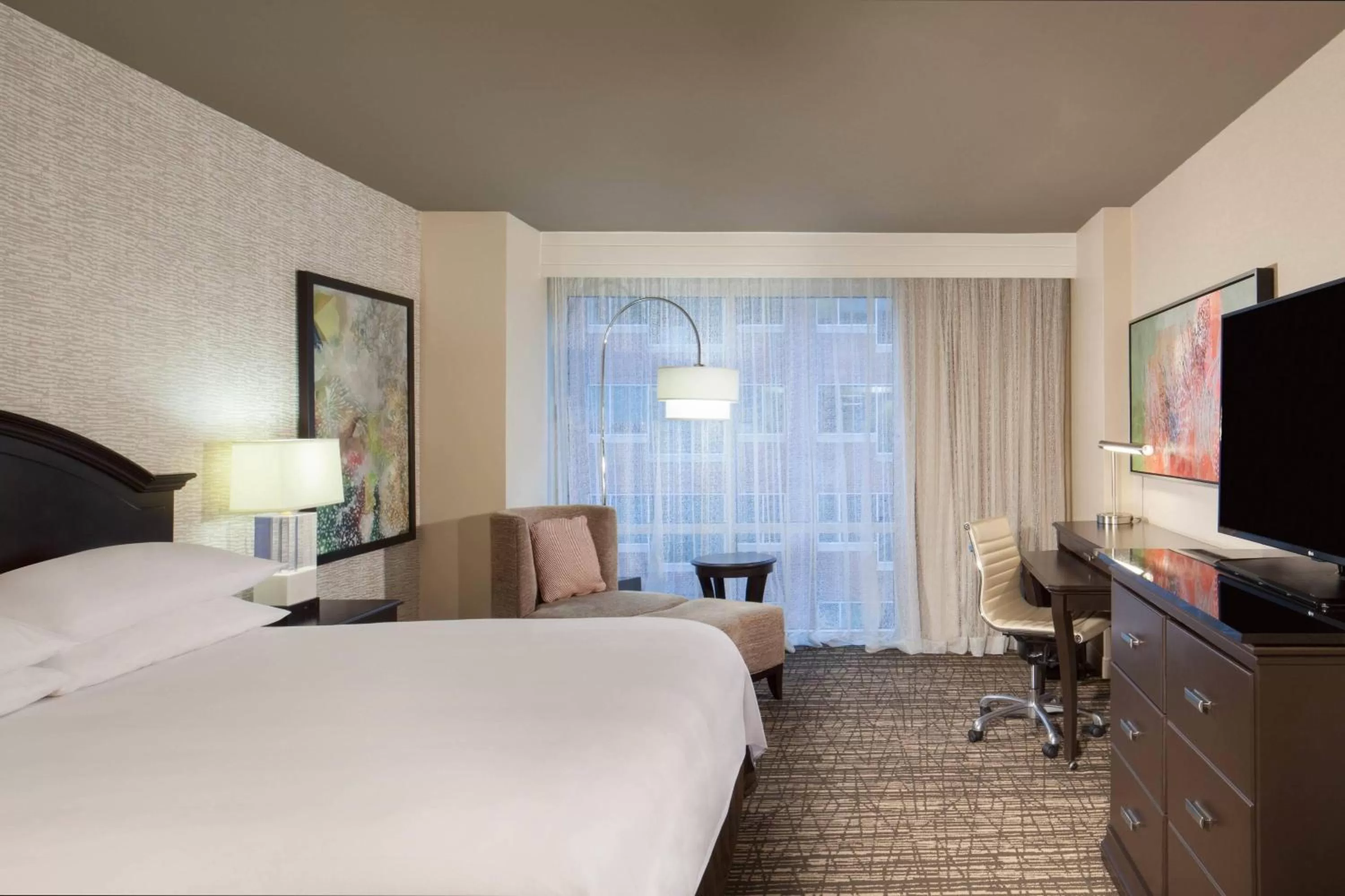 King Room with Adapted Tub - Mobility and Hearing Accessible in Houston Marriott Sugar Land