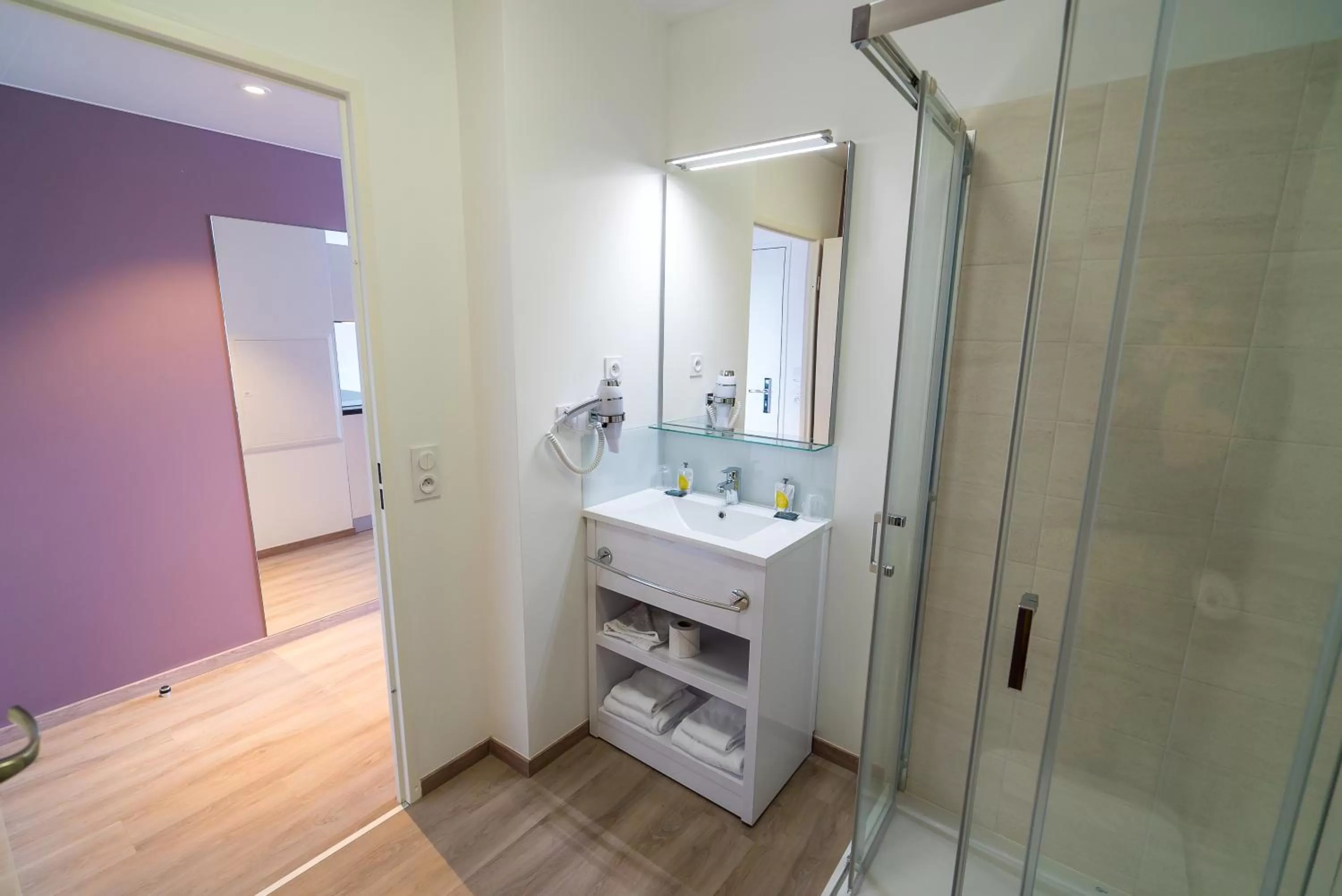 Bathroom in All Suites Appart Hôtel - Choisy-le-Roi