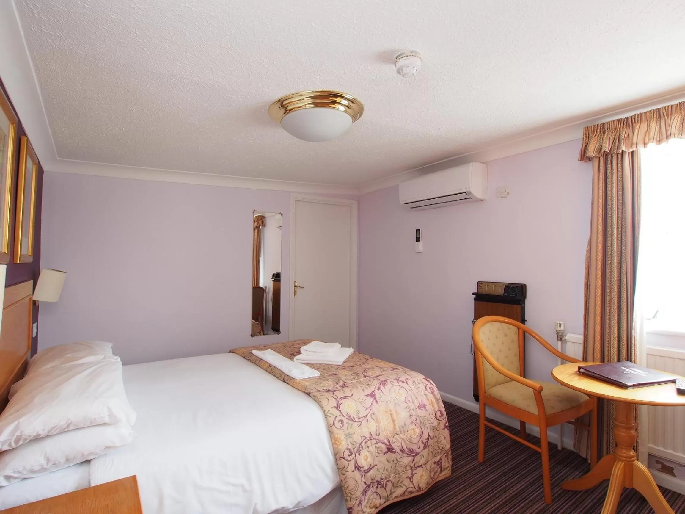 City view, Bed in The Chatsworth Hotel