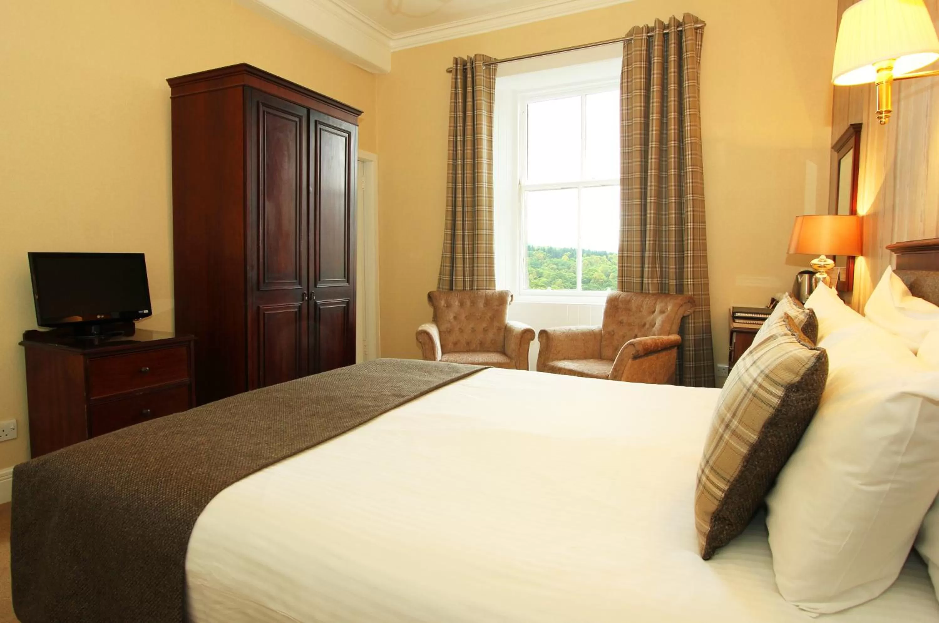 Photo of the whole room, Bed in The Atholl Palace