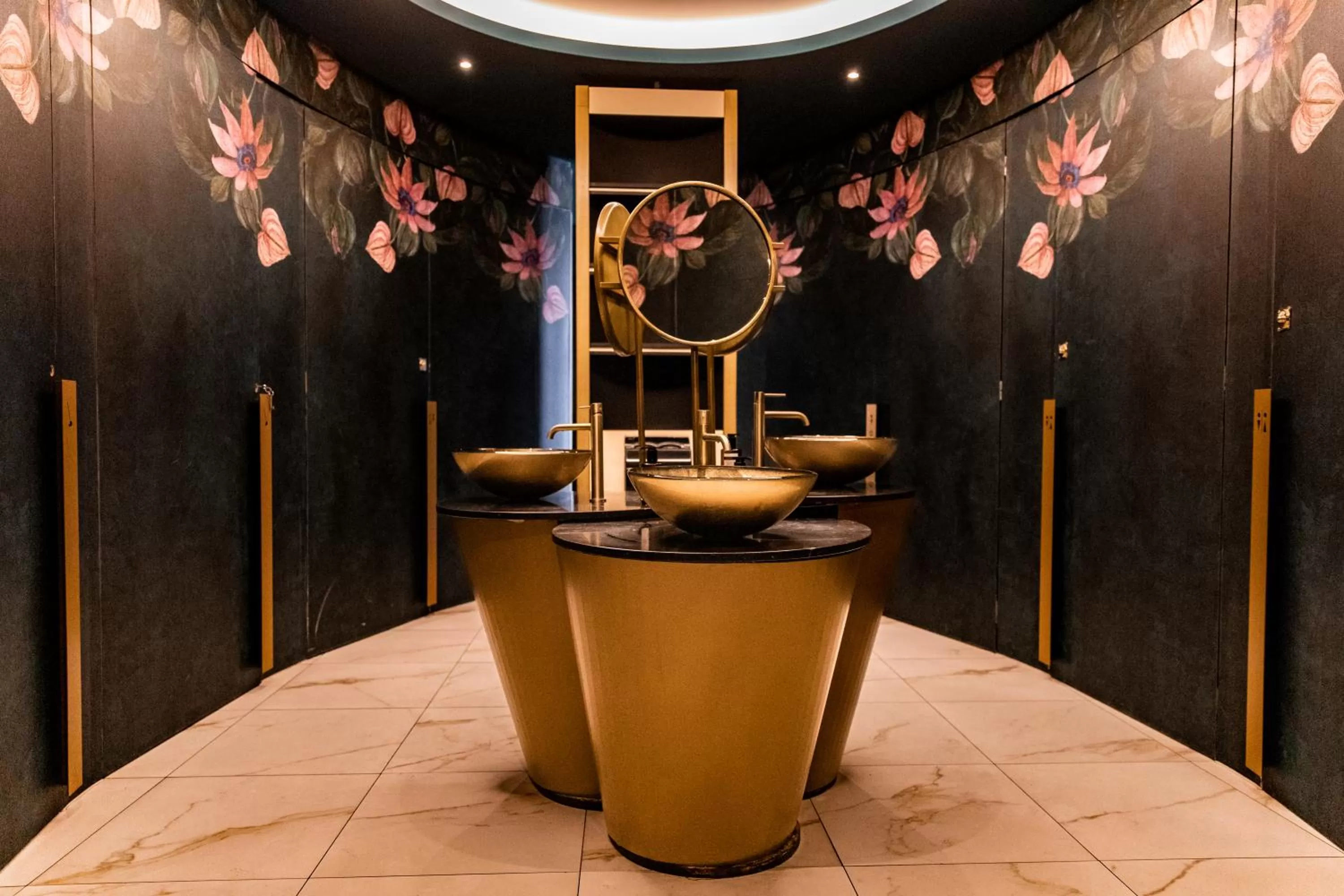 Toilet in Ambassador City Centre Hotel