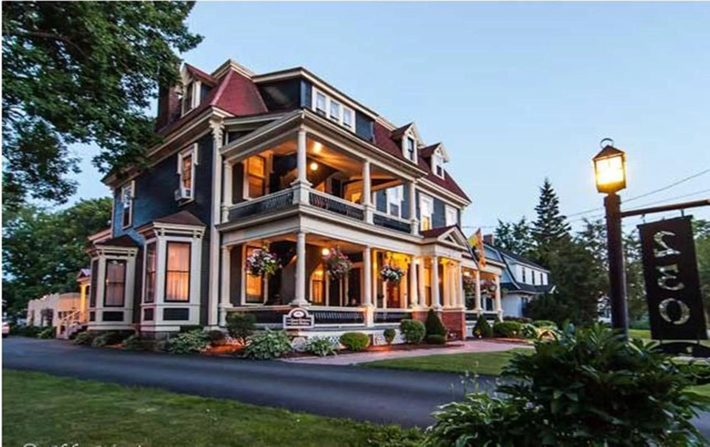 Facade/entrance in Carriage House Inn