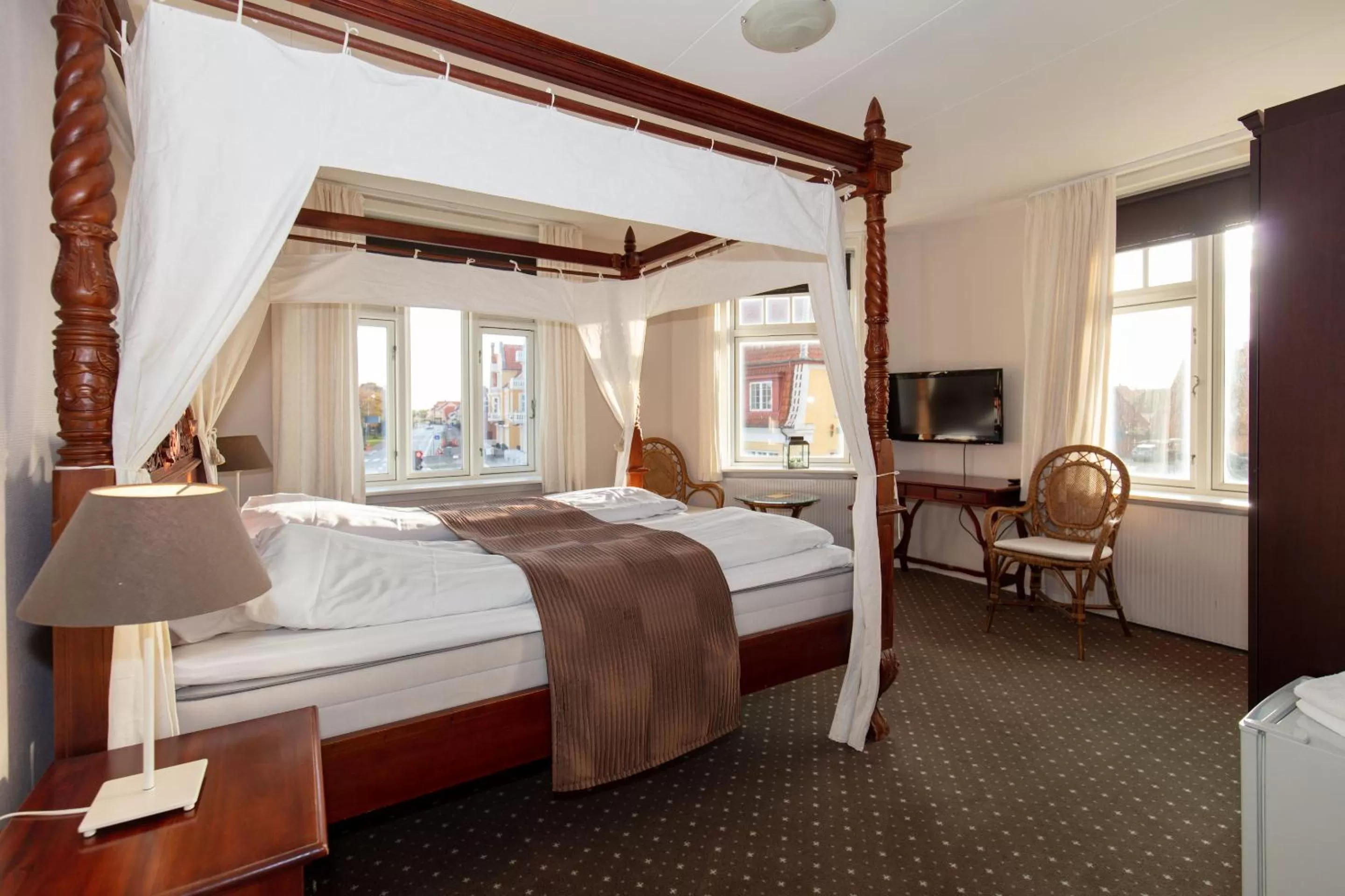 TV and multimedia, Bed in Foldens Hotel