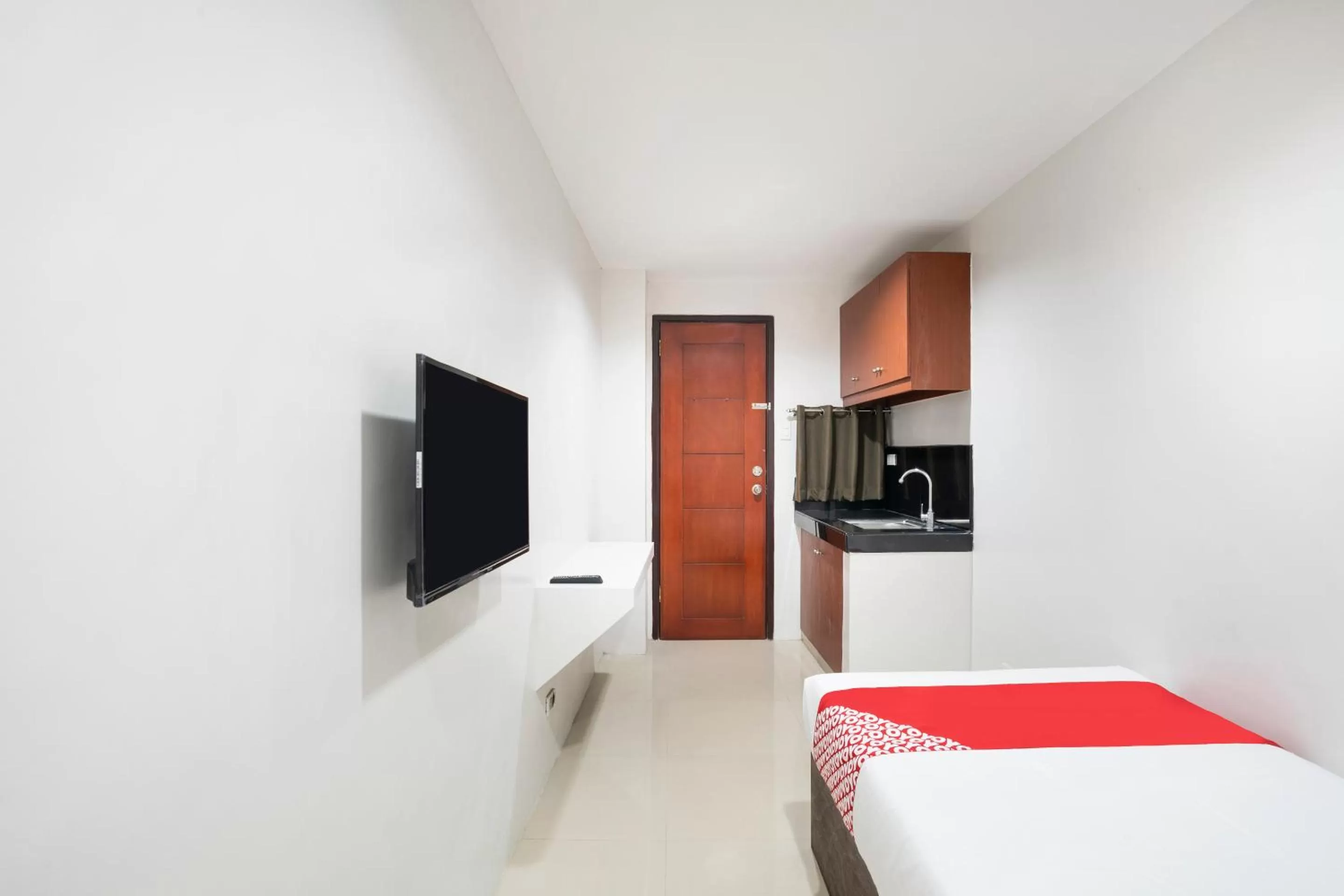 Photo of the whole room, TV/Entertainment Center in ELTI DORMITEL by BLUEBOOKERS