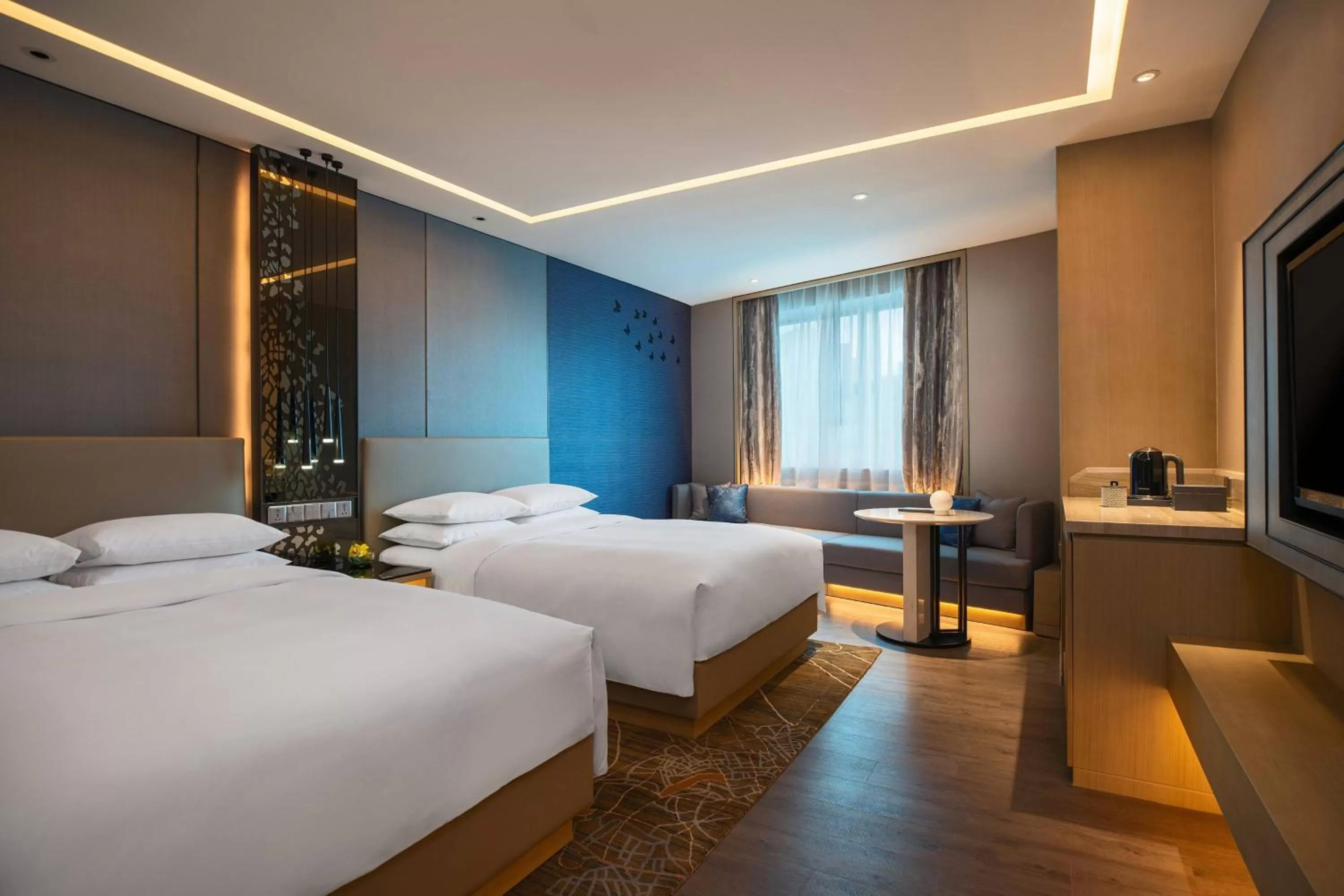 Photo of the whole room, Bed in Renaissance Shenzhen Luohu Hotel