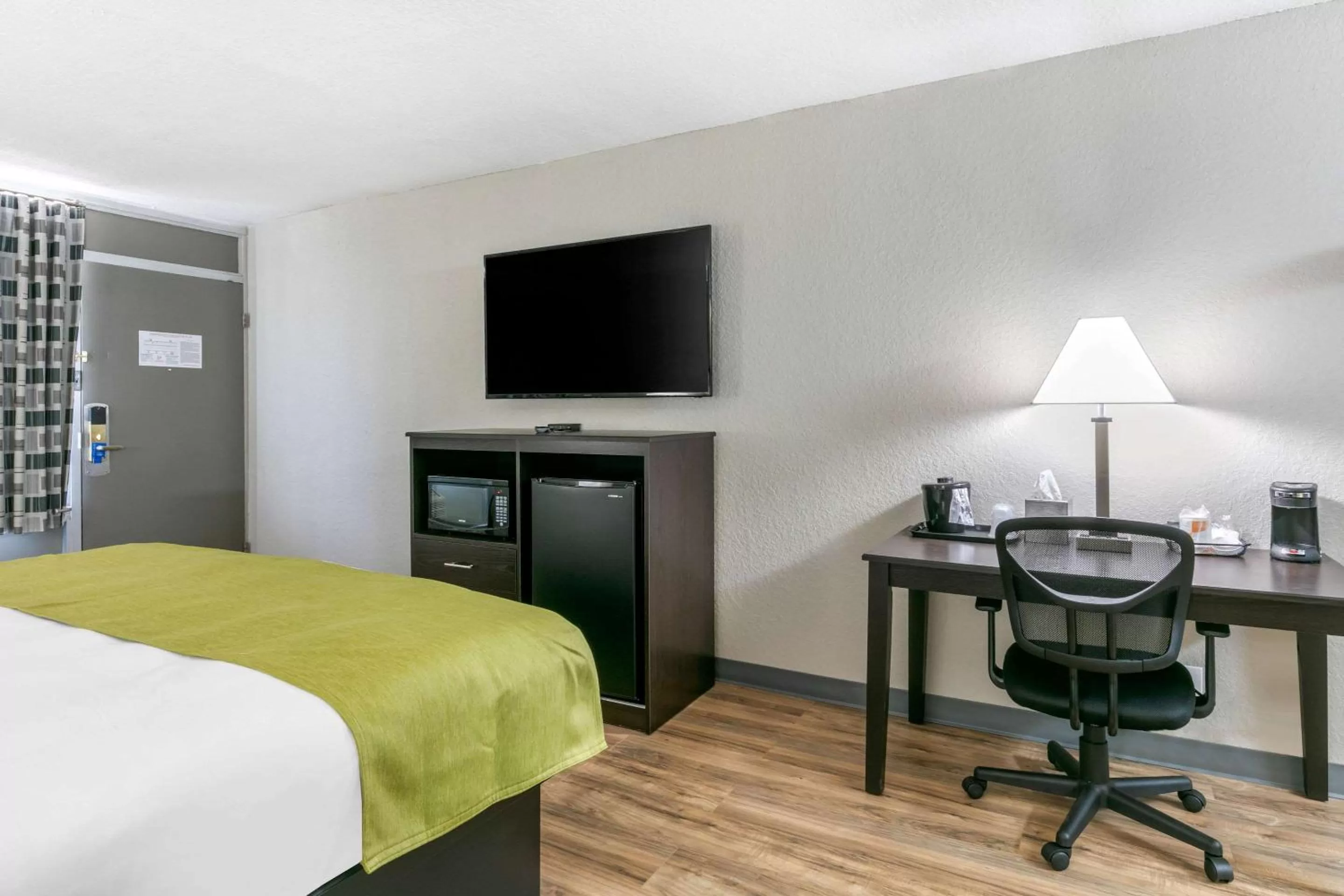 Photo of the whole room, Bed in Rodeway Inn Kingston Springs