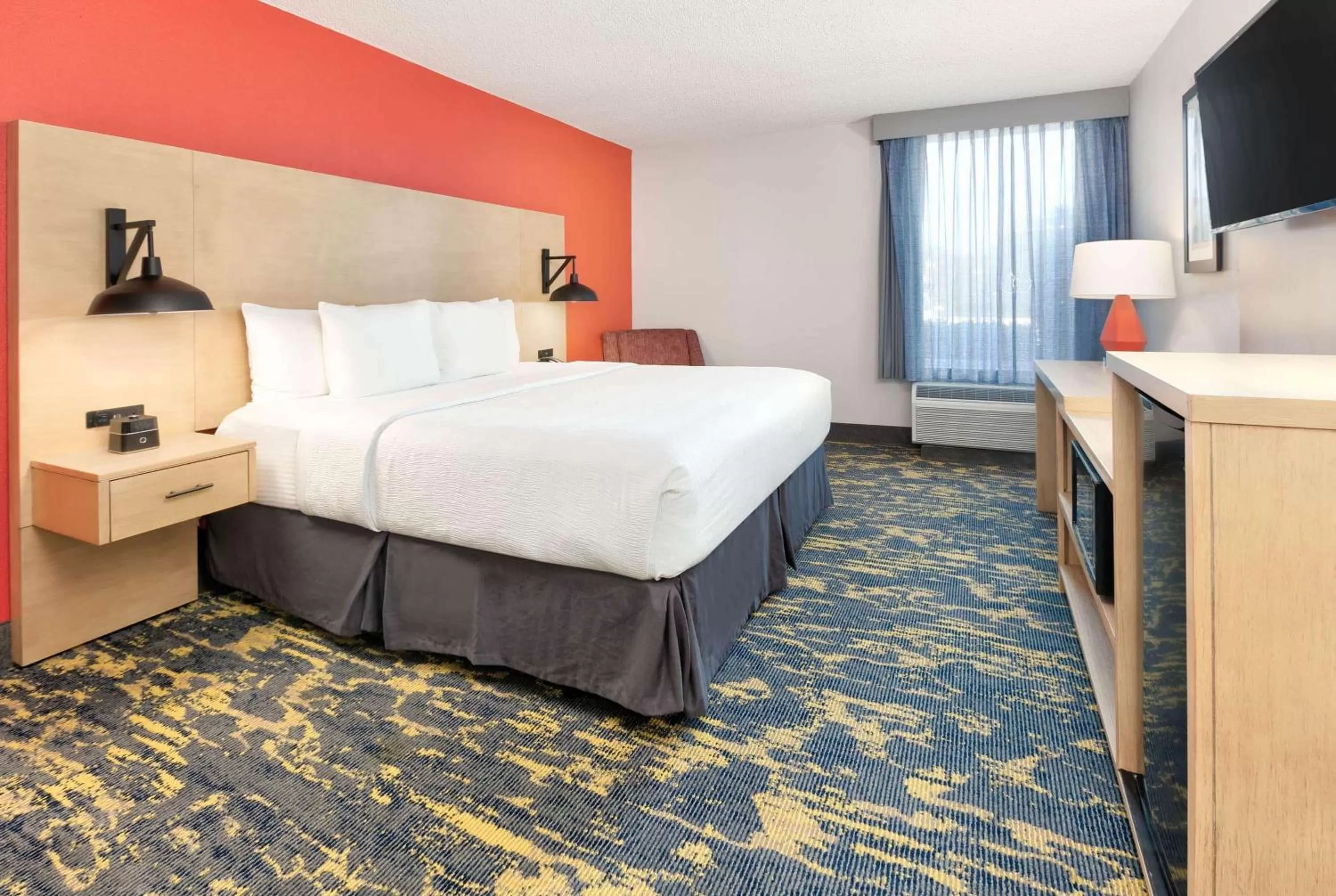 King Bed, Mobility/Hearing Accessible Room, Bathtub w/ Grab Bars, Non-Smoking in La Quinta by Wyndham Dallas - Las Colinas