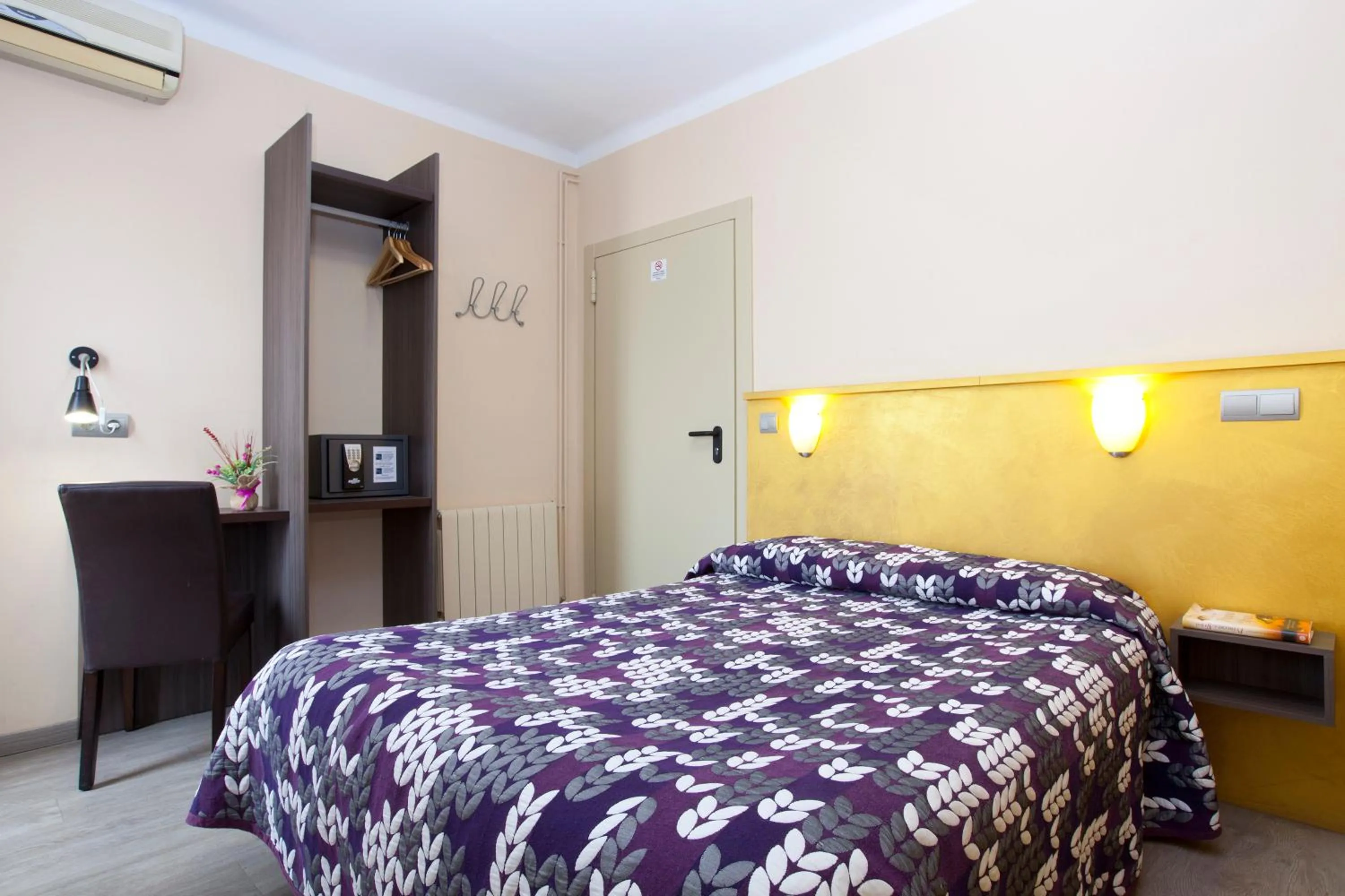 Photo of the whole room, Bed in Hostal Barcelona