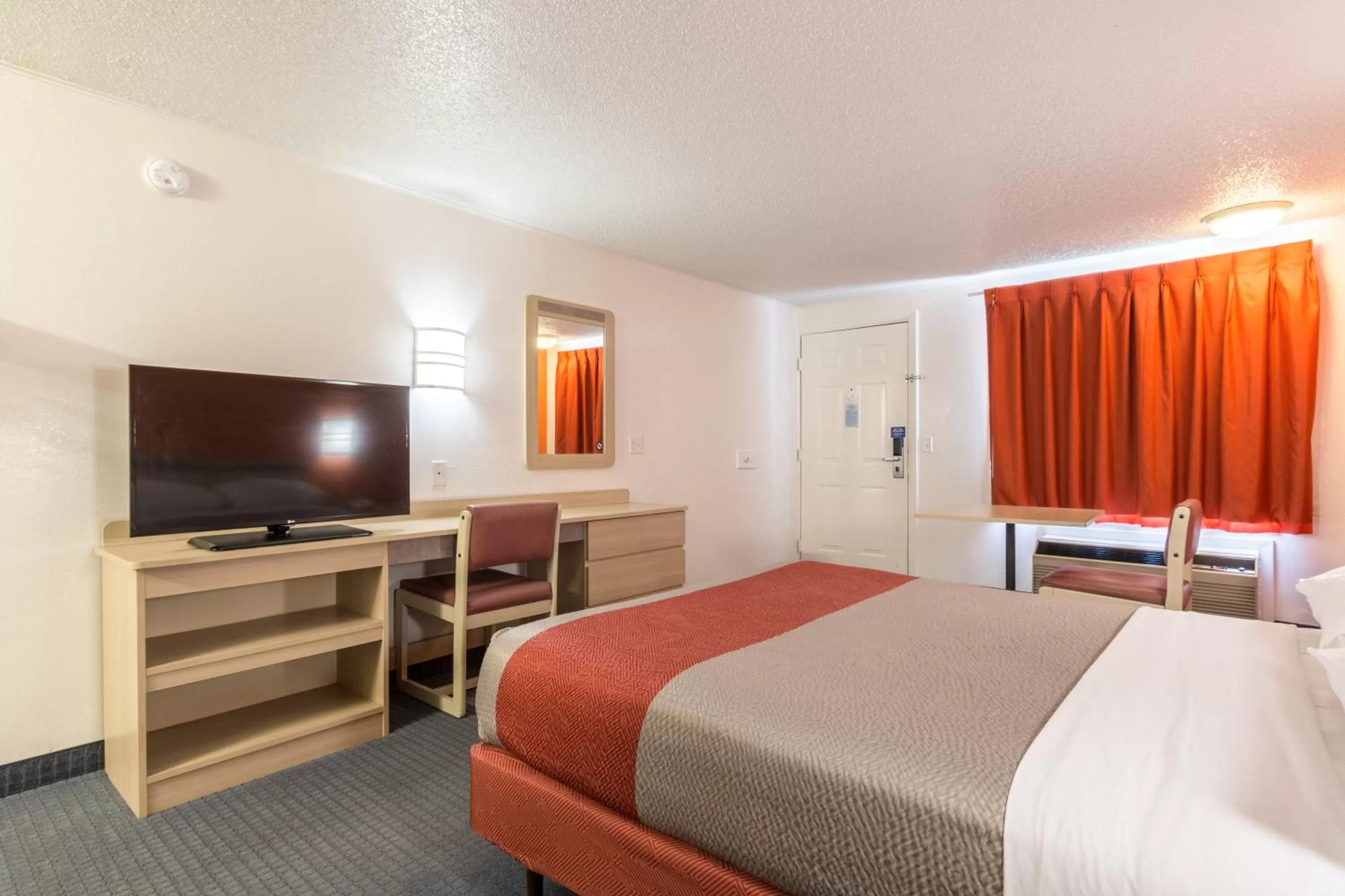 Bedroom, Bed in Travelodge by Wyndham Lansing