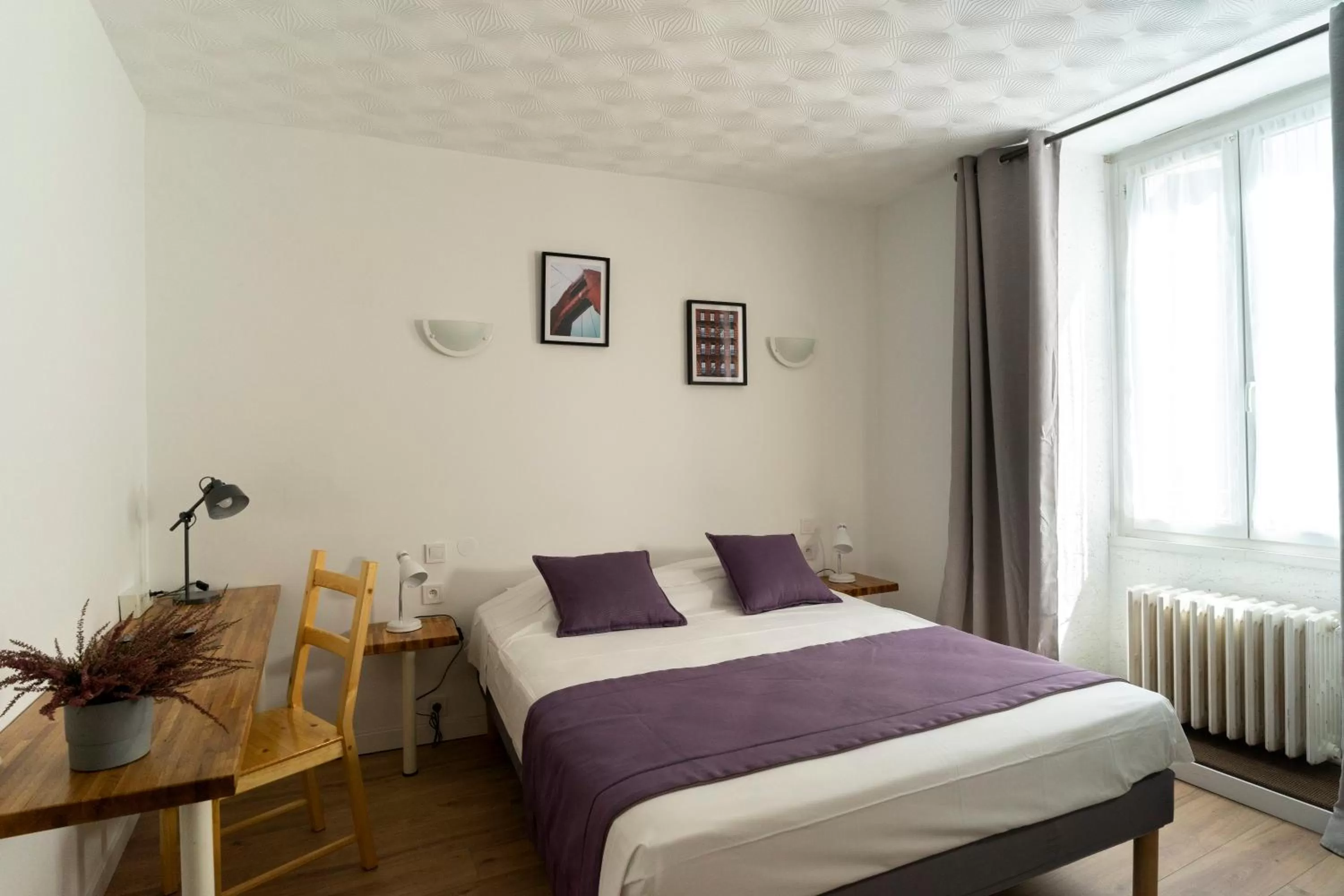 Bed in Hôtel du Midi