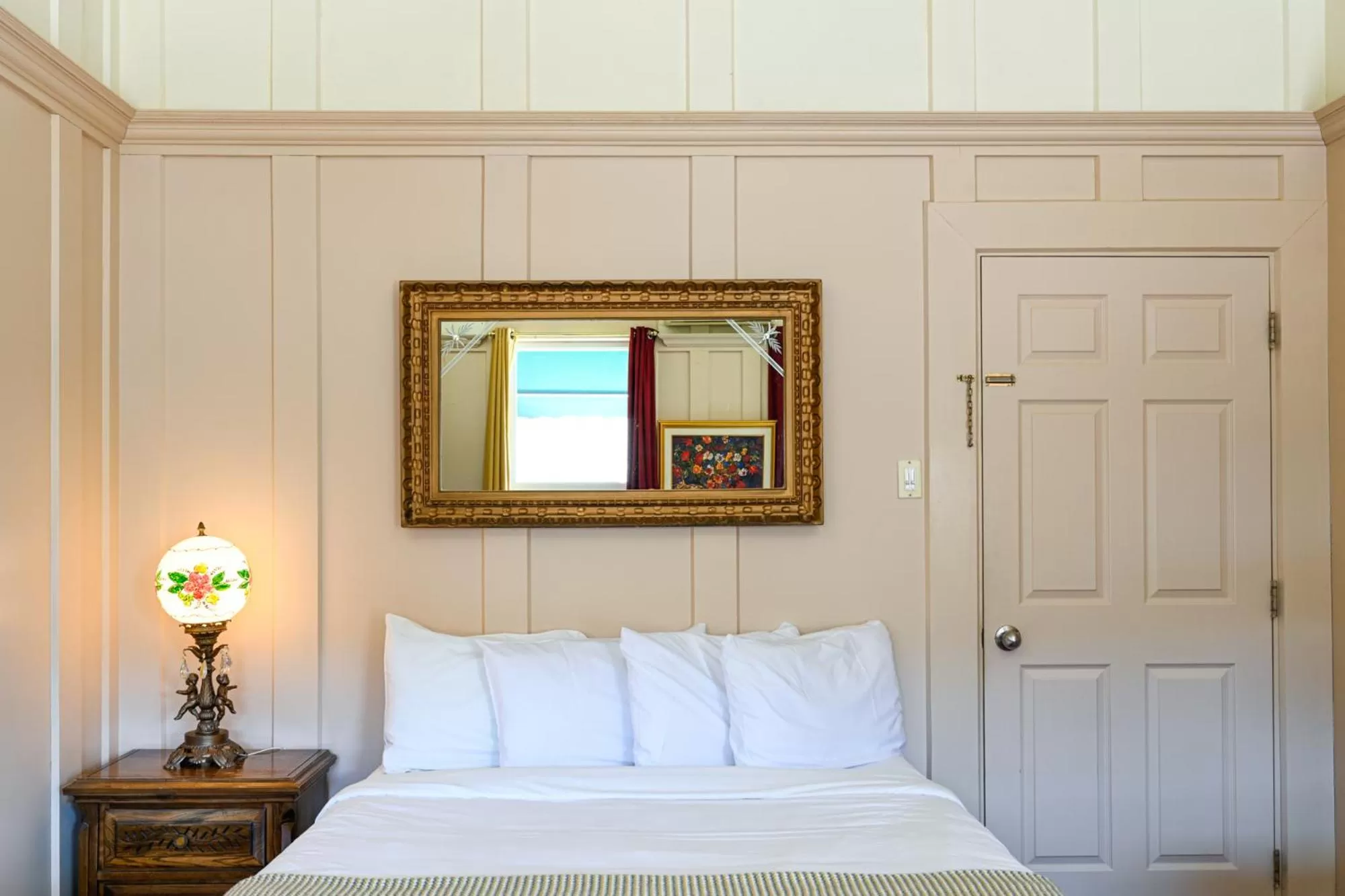 Bed in Hôtel-La Grande Maison et Spa