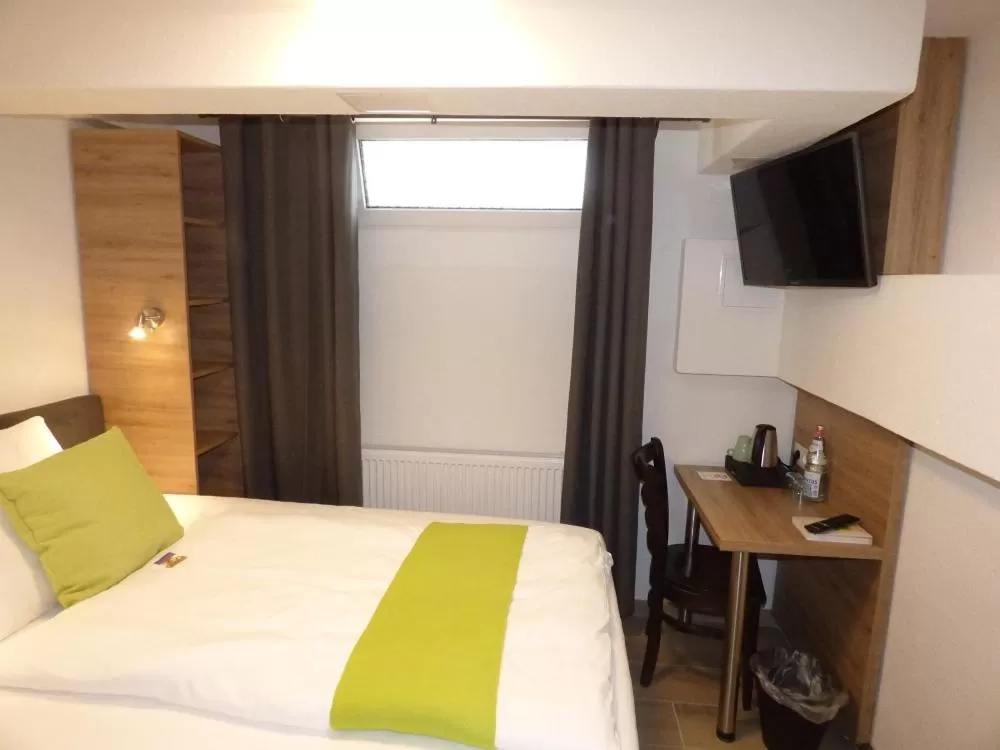 Bed in Hotel Art Inn Dinslaken