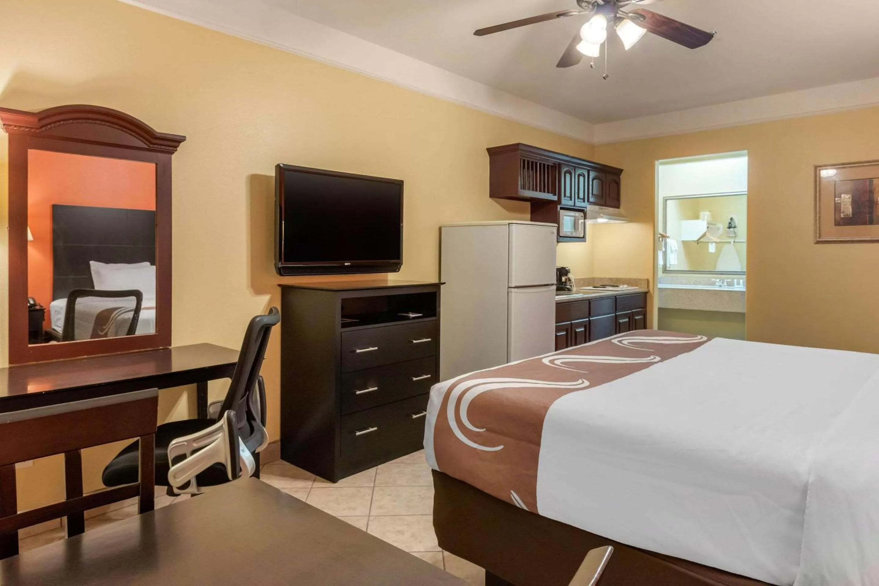Photo of the whole room, Bed in Quality Inn & Suites at The Outlets Mercedes-Weslaco