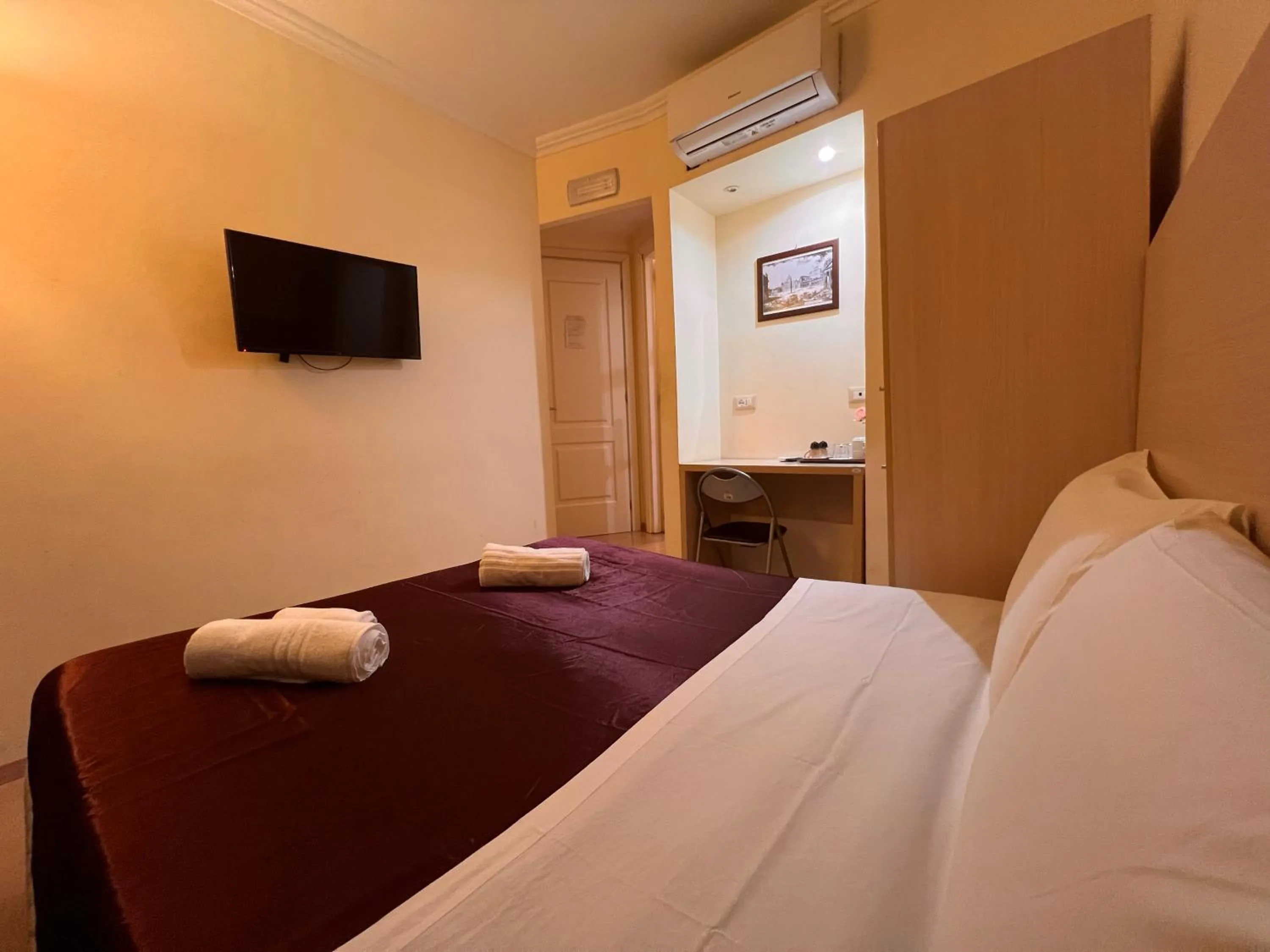 Photo of the whole room, Bed in Booking House Rome