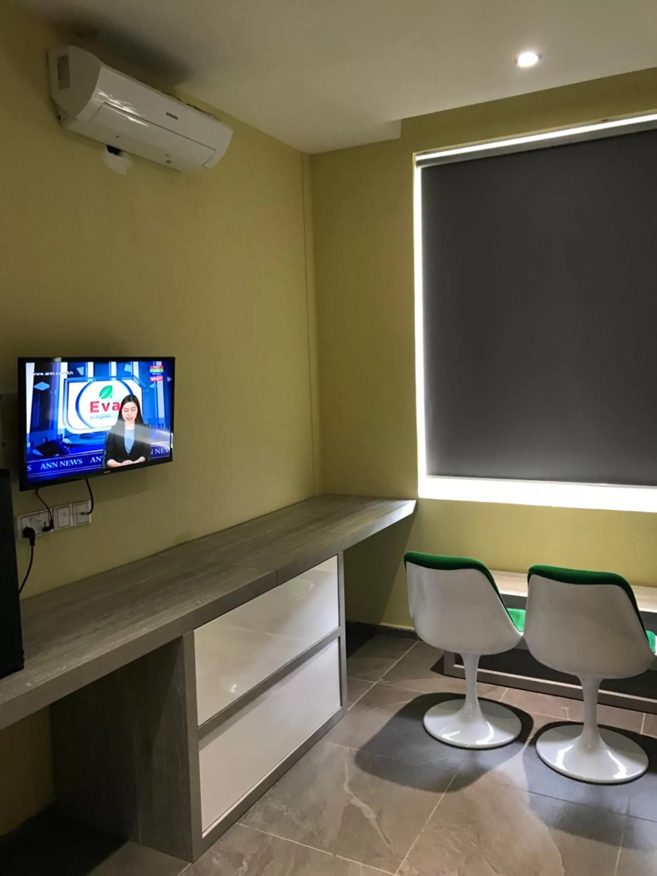 Bedroom in Benny's City Hotel