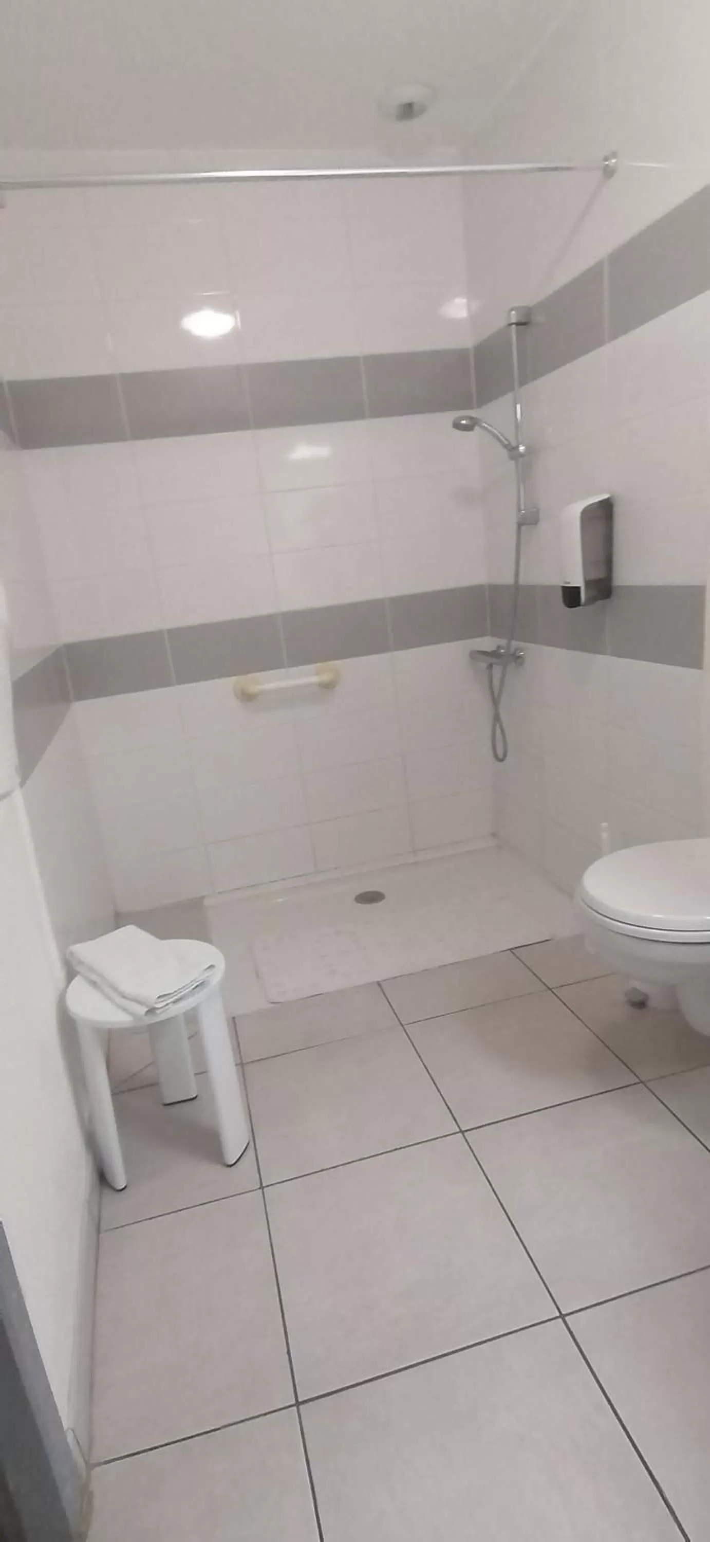 Shower in Hôtel Le 15 Périgueux