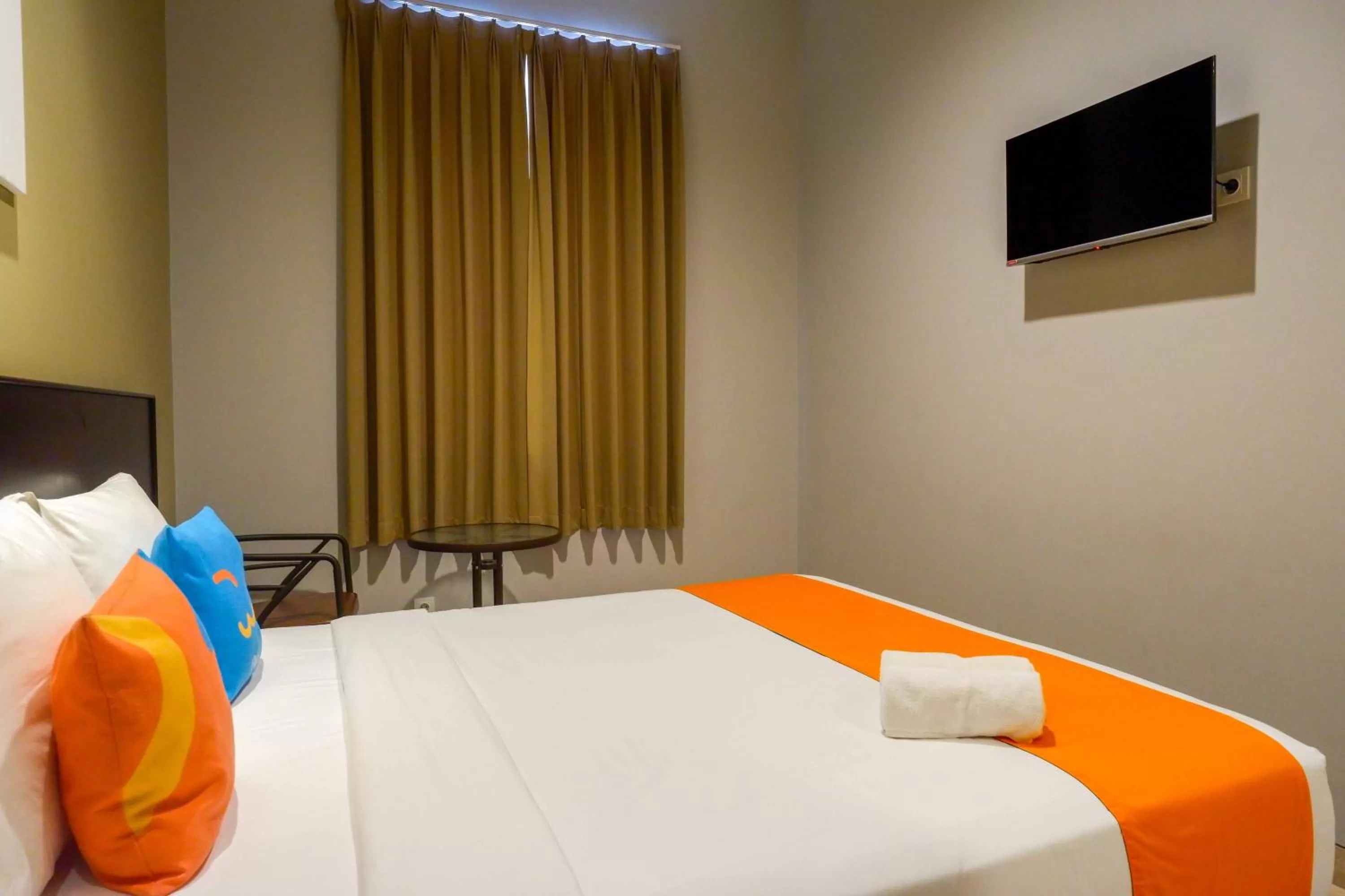 Bedroom, Bed in Sans Hotel Empress Simpang Lima