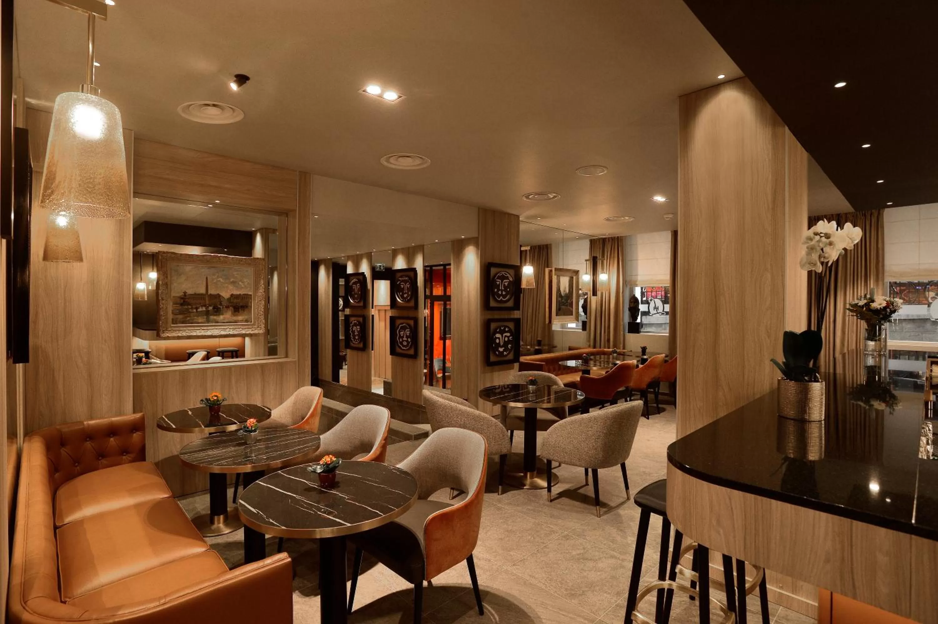 Lounge or bar in Hotel La Lanterne & Spa By Timhotel