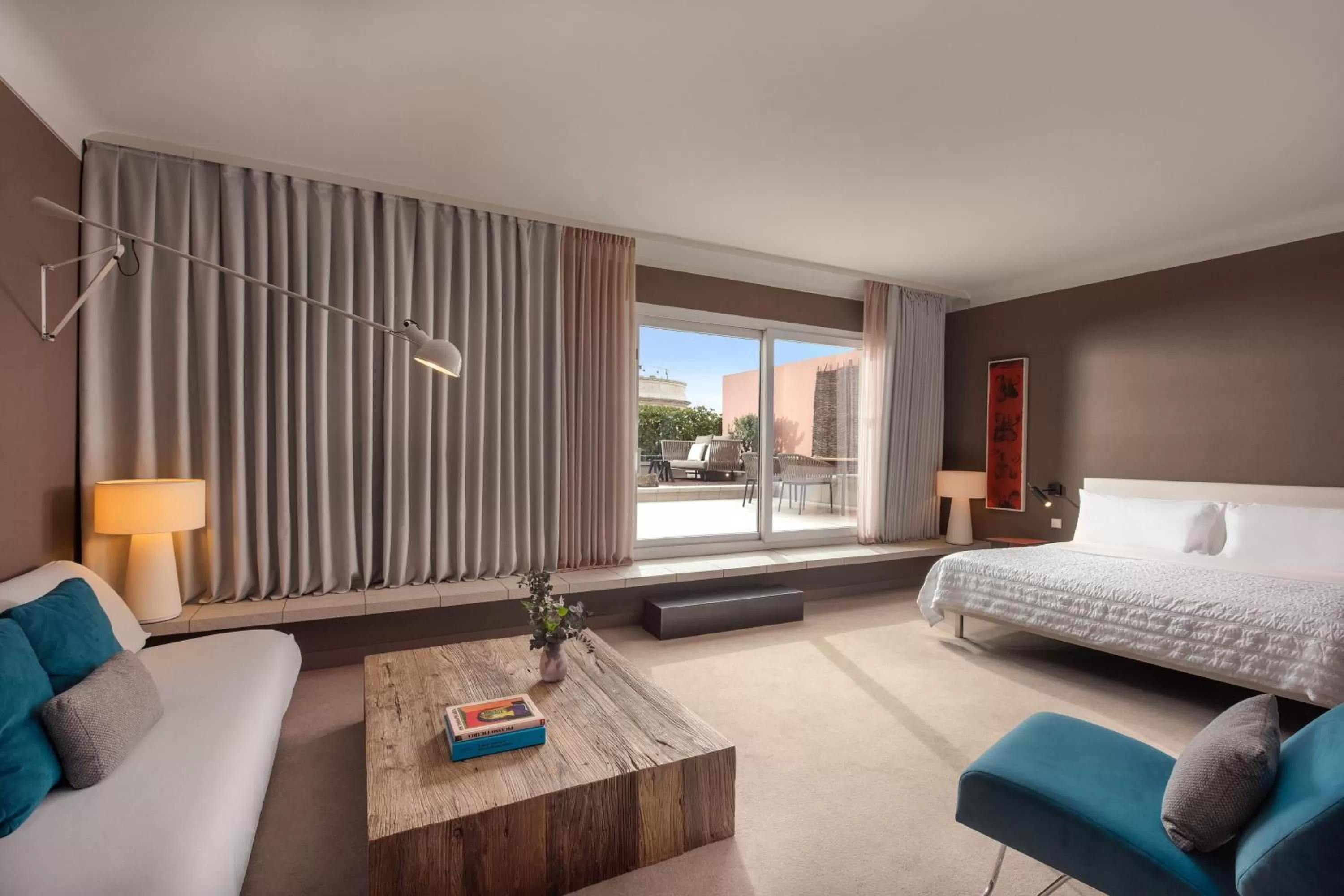 Photo of the whole room, Bed in Le Meridien Barcelona