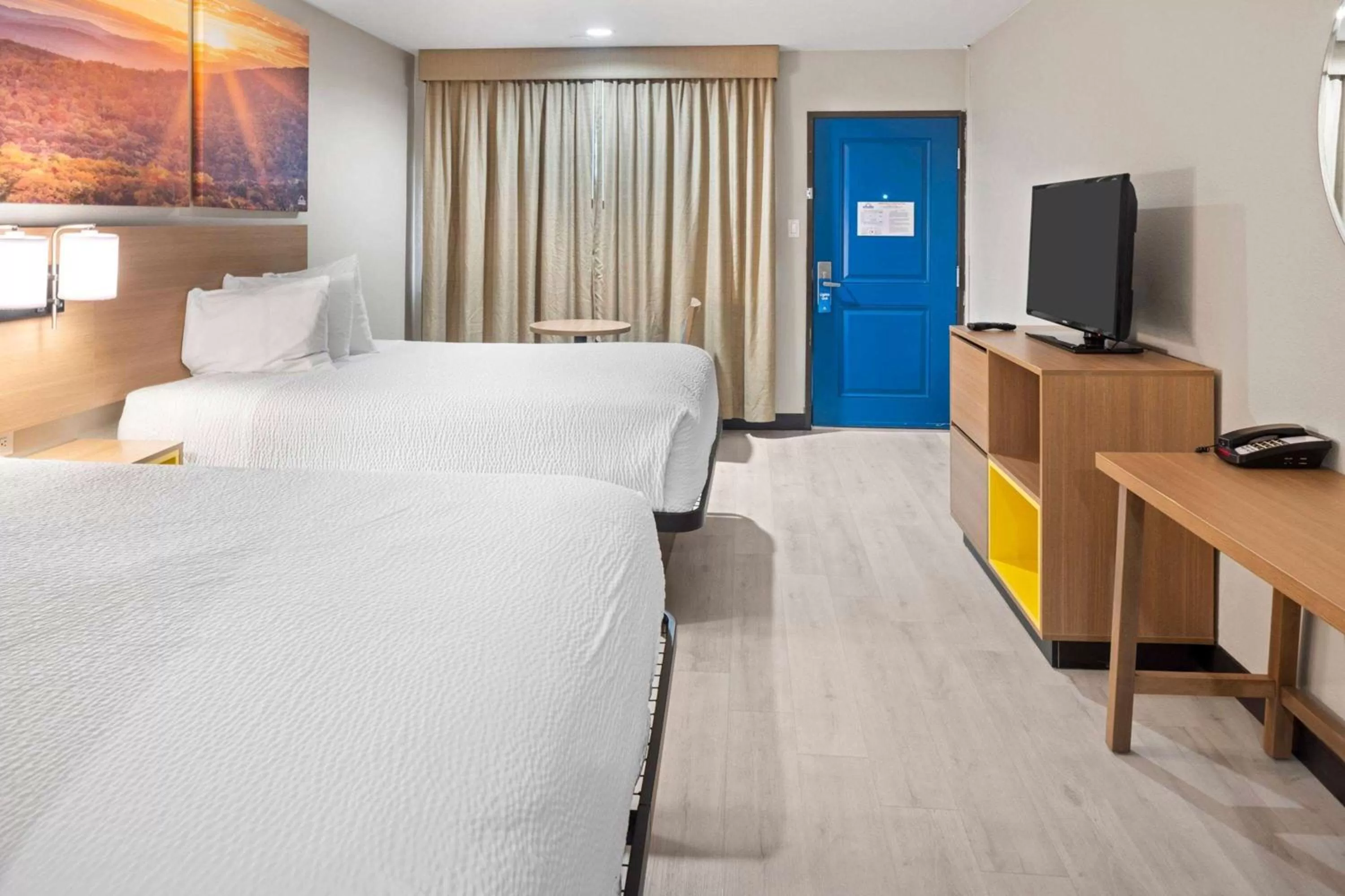 Photo of the whole room, Bed in Days Inn by Wyndham San Diego-East/El Cajon