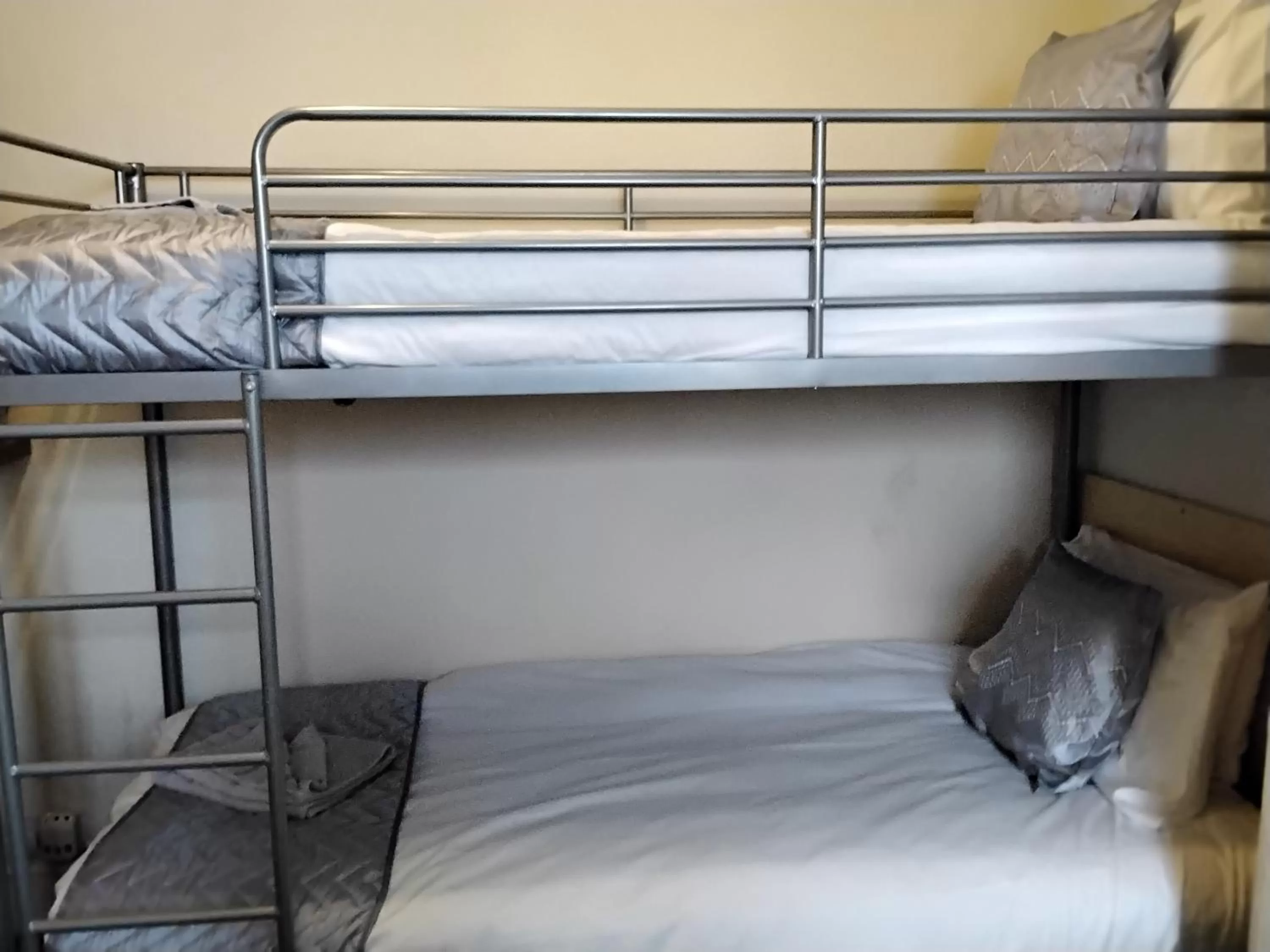 Bunk Bed in Lucena Hotel