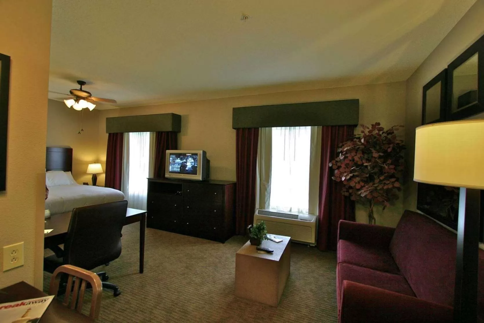 Living room, Bed in Homewood Suites by Hilton Bloomington