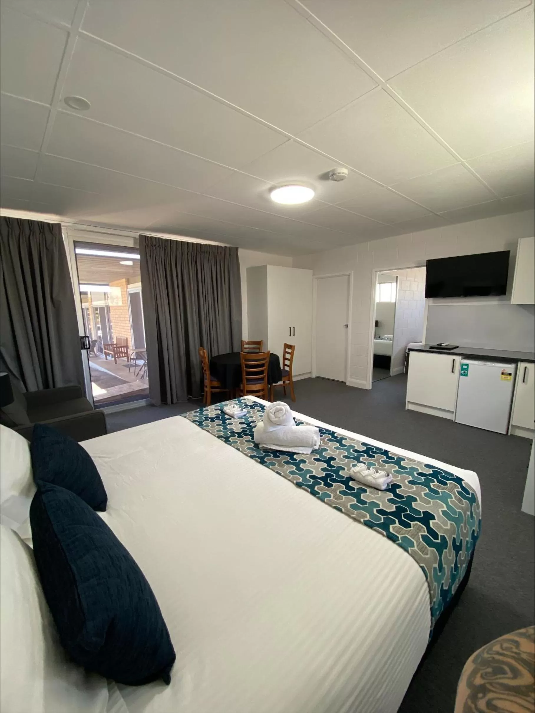 TV and multimedia, Bed in Hilltop Motel