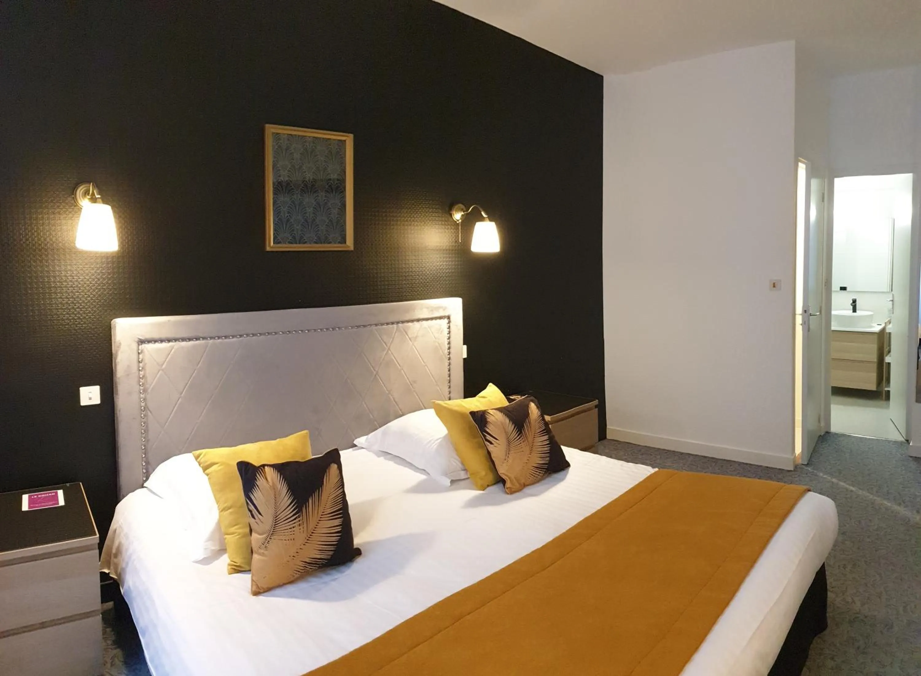 Photo of the whole room, Bed in Hôtel Le Rohan Charme et Caractère