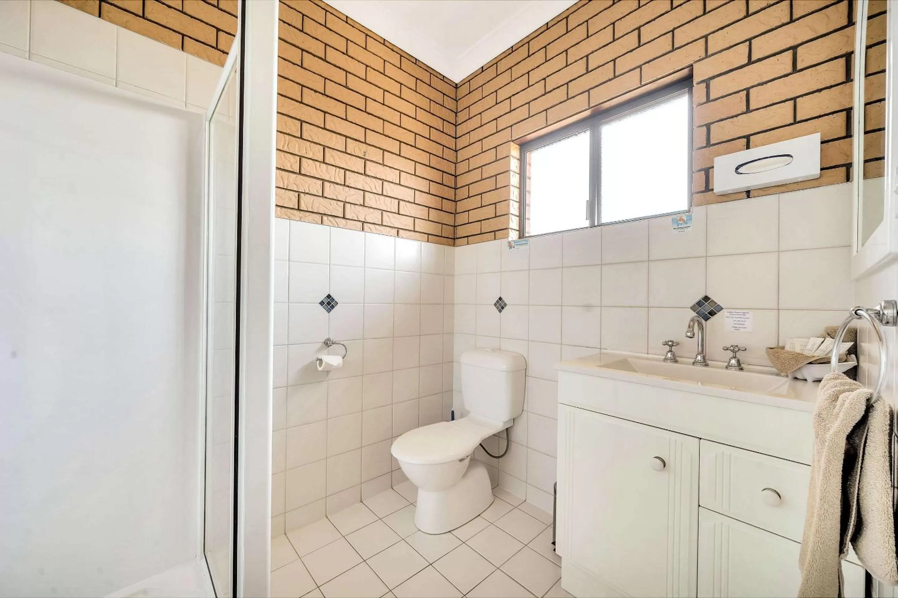 Bedroom in Warwick Settlers Inn