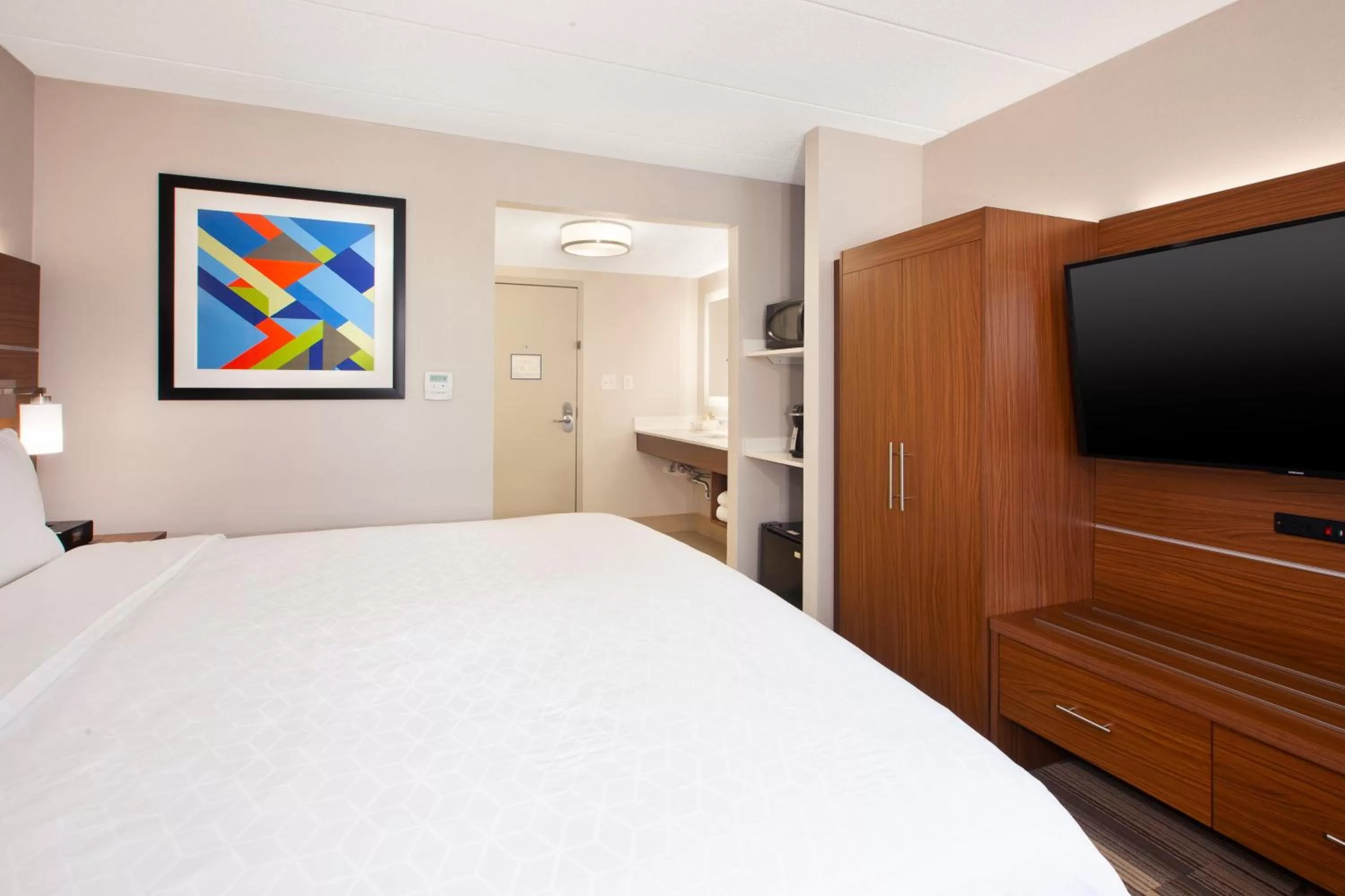 Photo of the whole room, Bed in Holiday Inn Express Fairfax-Arlington Boulevard by IHG