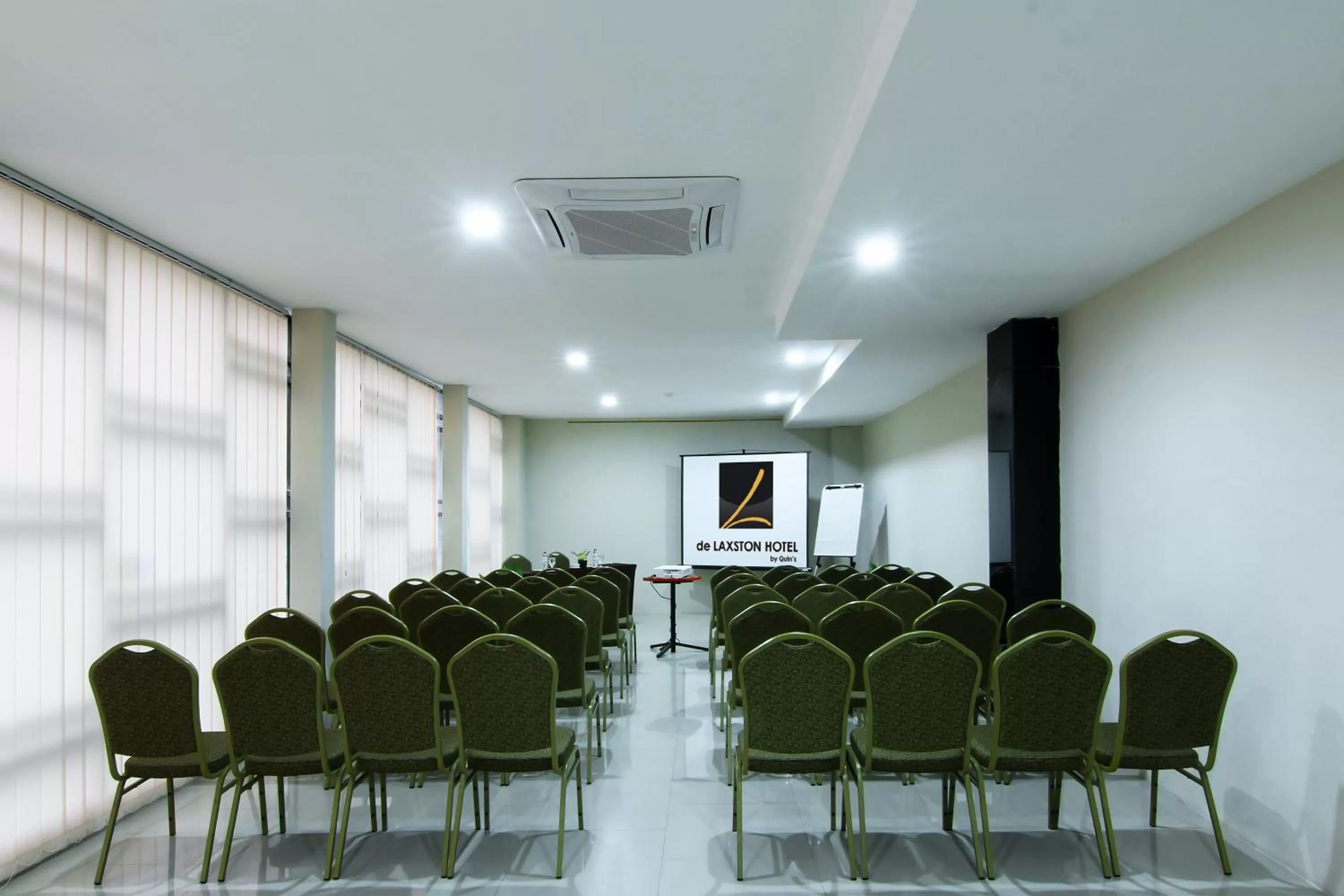 Meeting/conference room in De Laxston Hotel Yogyakarta, Azana Hotels Collection