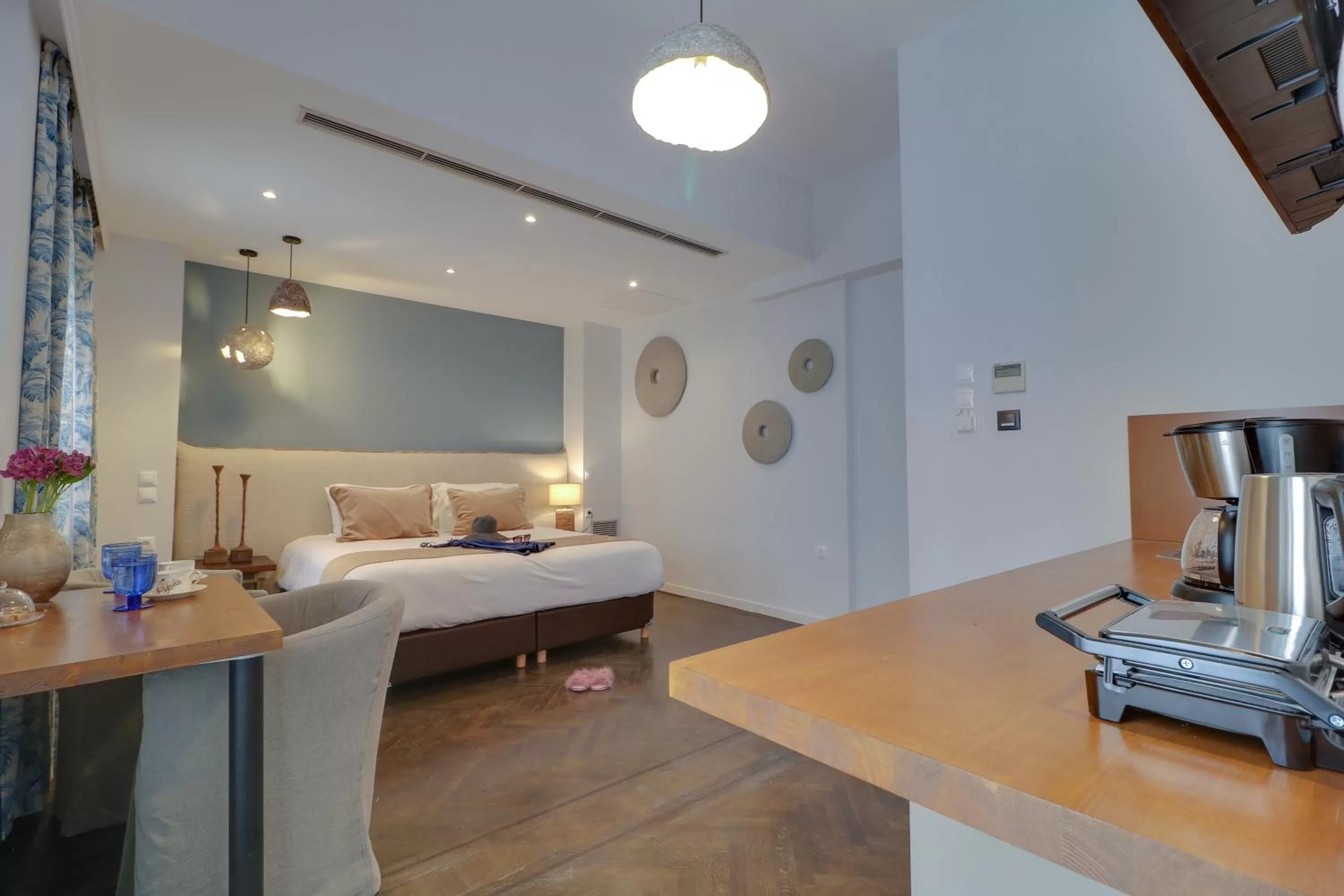 Photo of the whole room, Bed in AthINN Residence