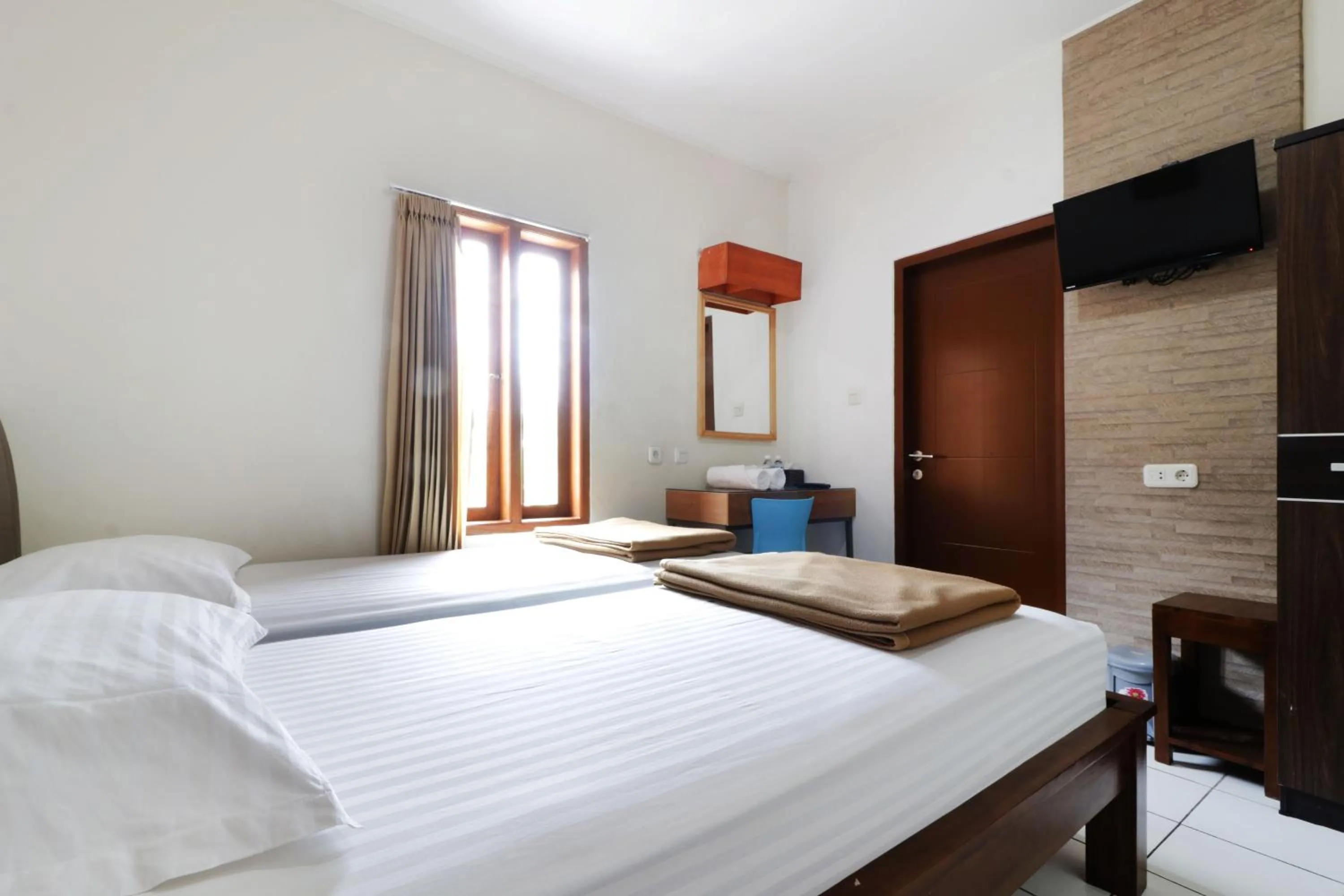 Bedroom, Bed in Jayagiri Guesthouse By Belgareti