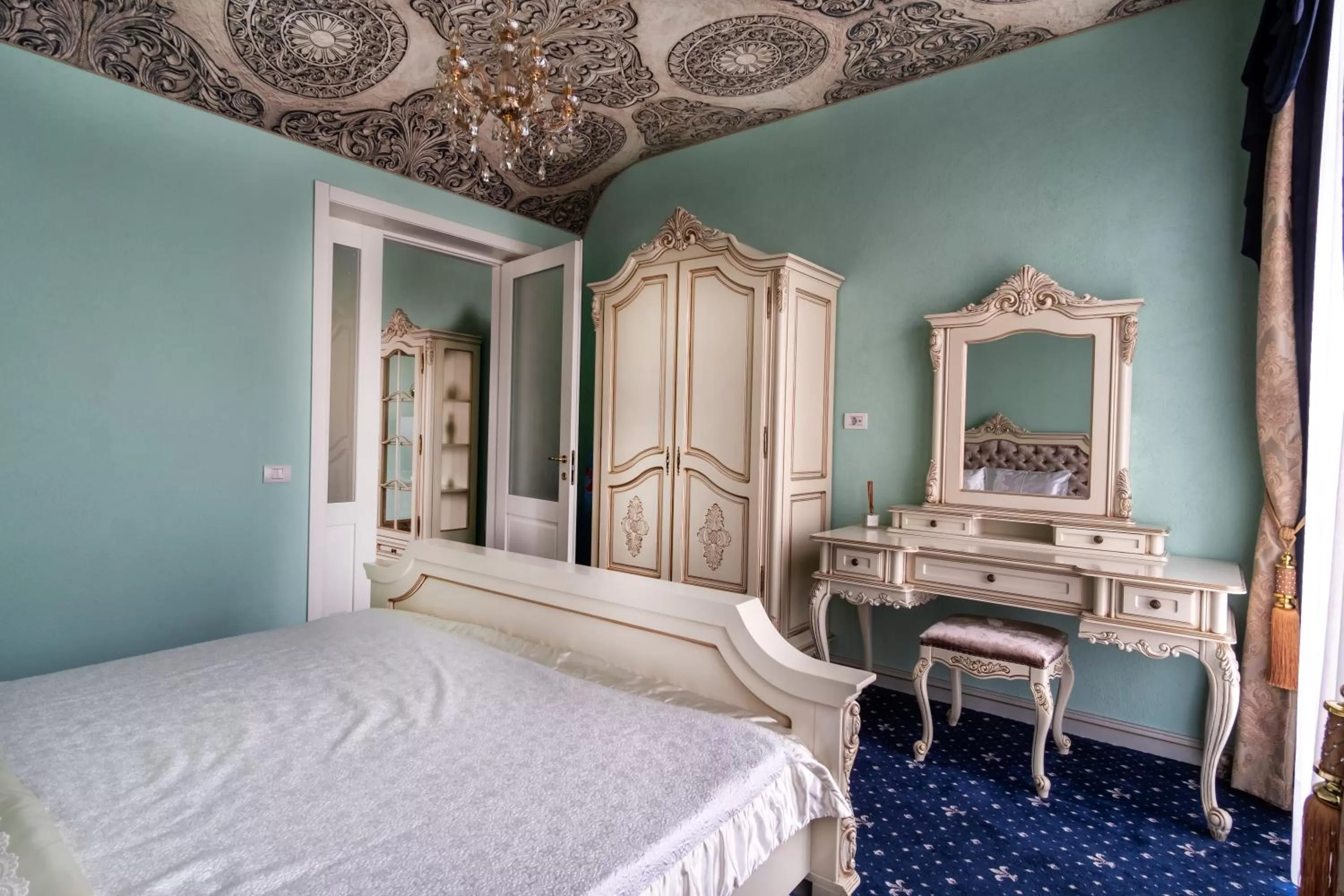 Bed in JMR Royal -Luxury Rooms & Private Sauna