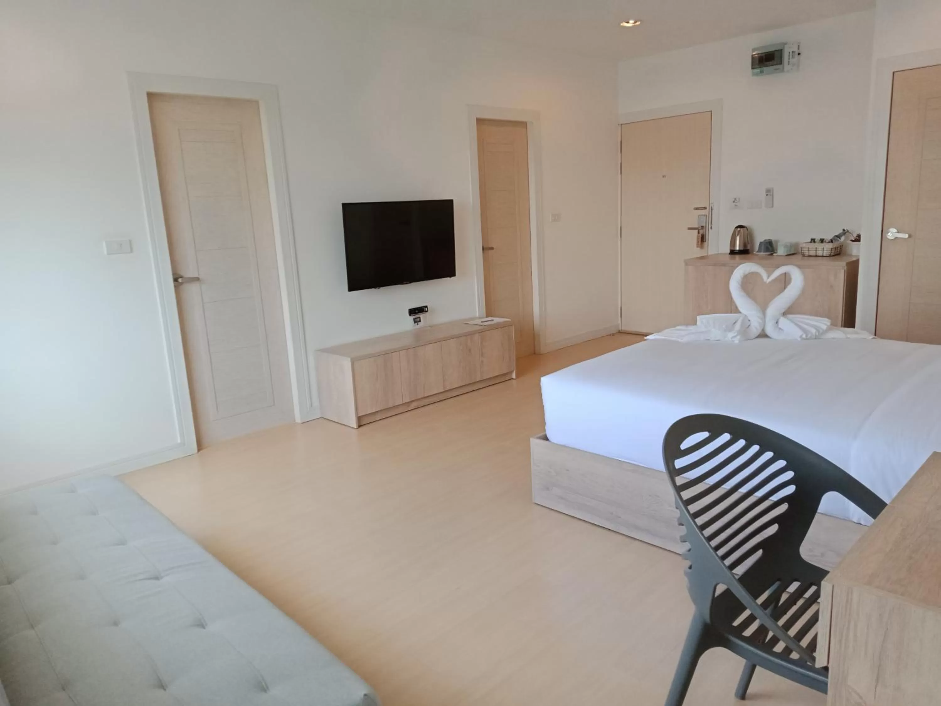 Bed in The White Garden Premier Saraburi