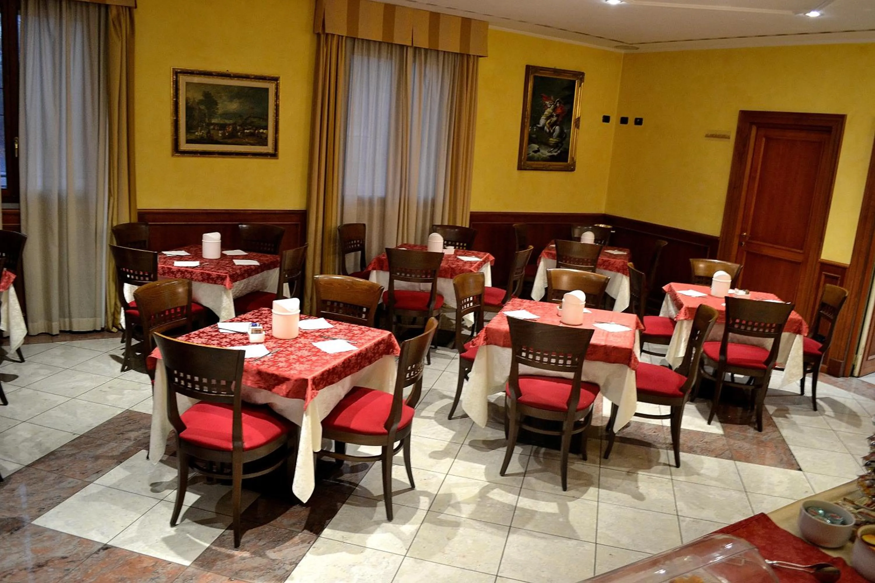 Continental breakfast in Tricolore Hotel