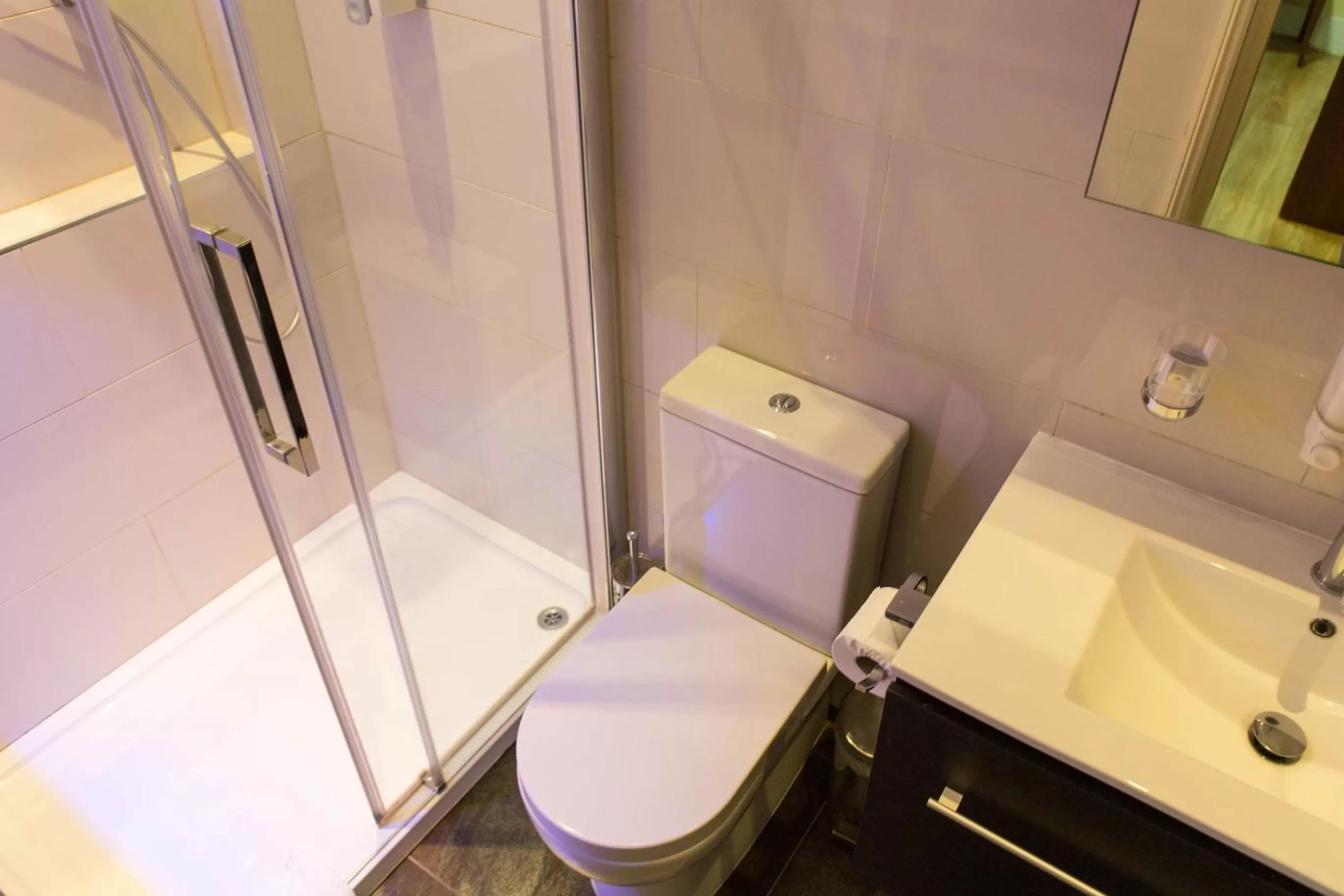 Shower in Dolphin Hotel