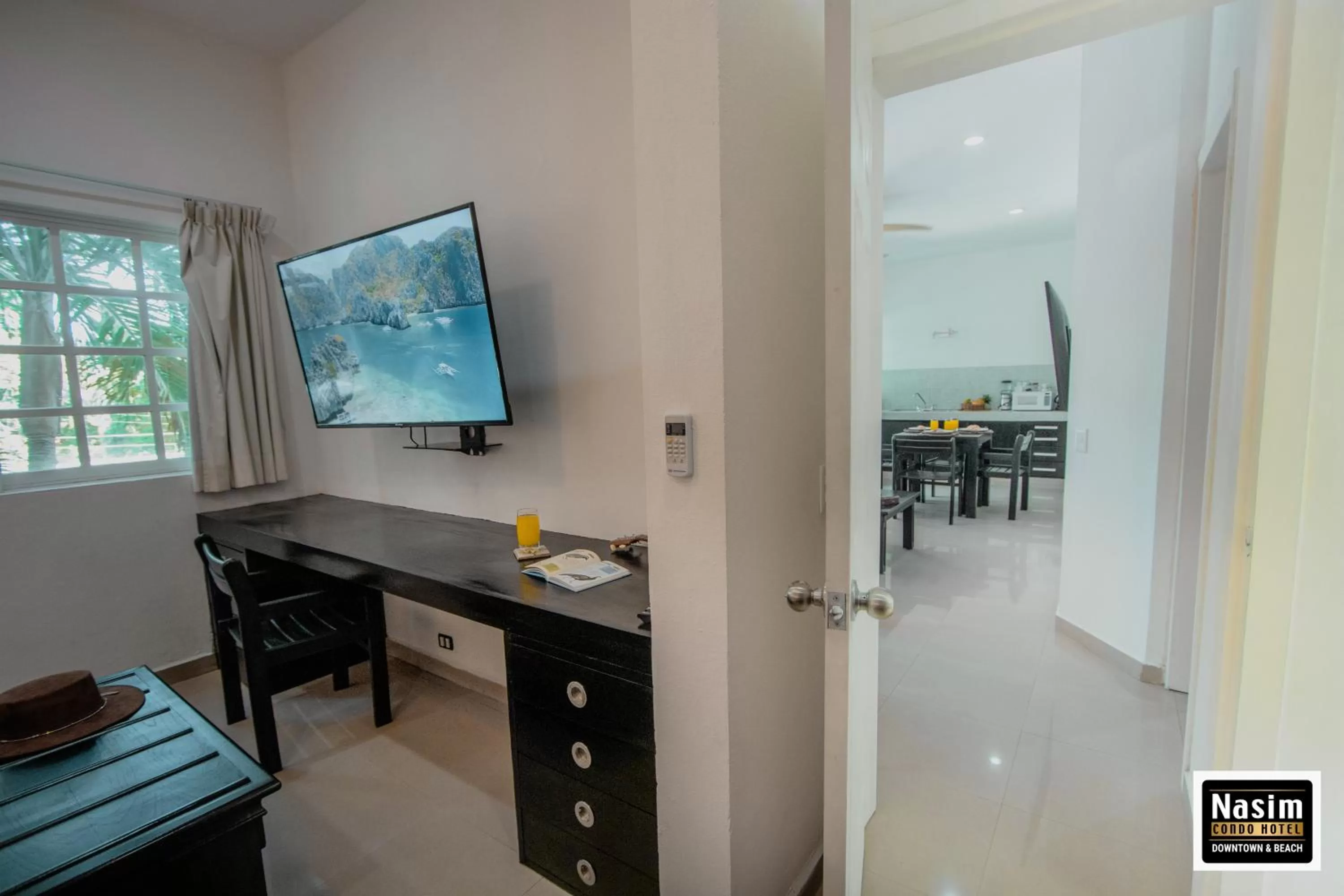 TV/Entertainment Center in Nasim Condo Hotel con acceso BEACH CLUB GRATIS, metros 5th AVENIDA