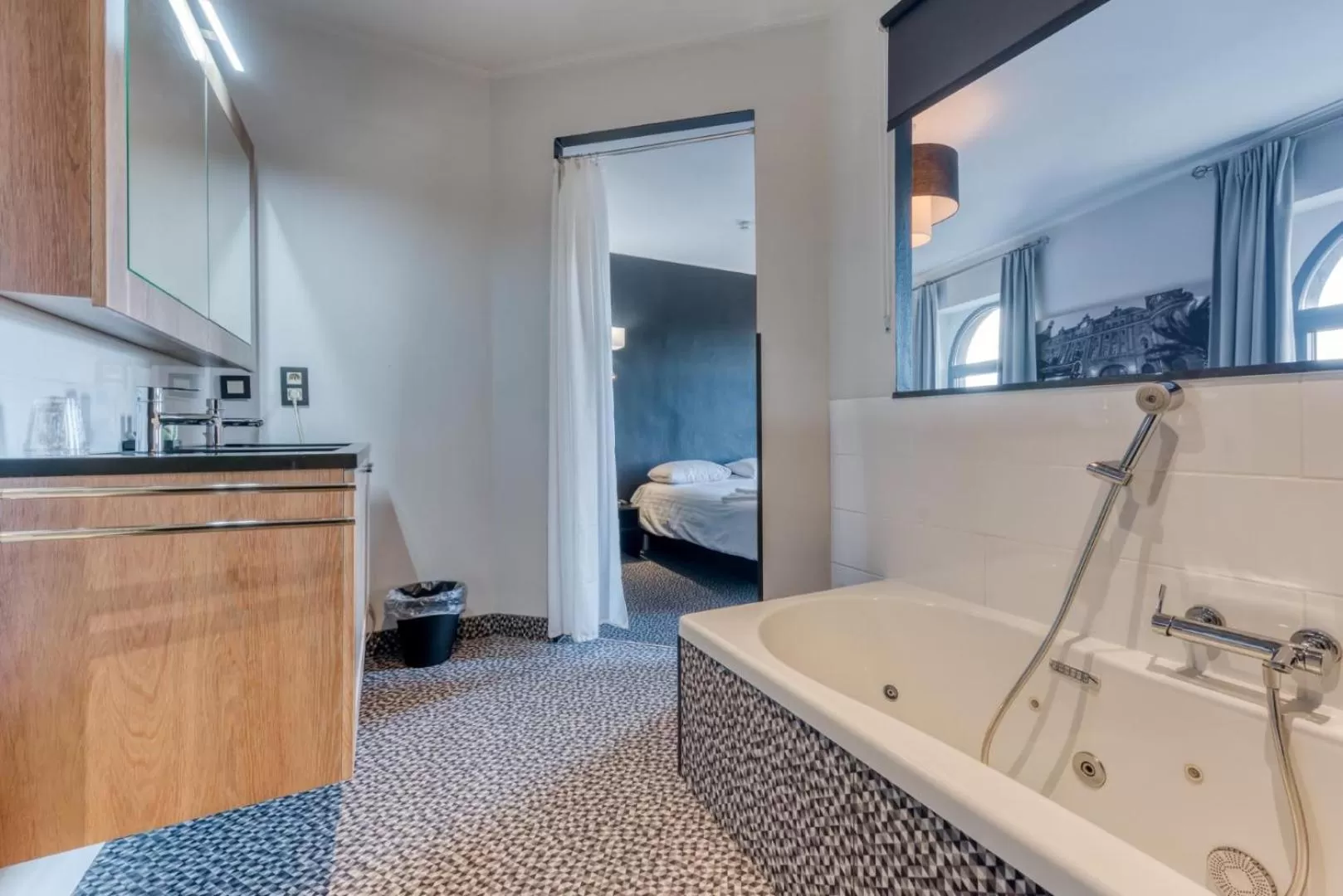 Bathroom, Bed in Hôtel de la Gare