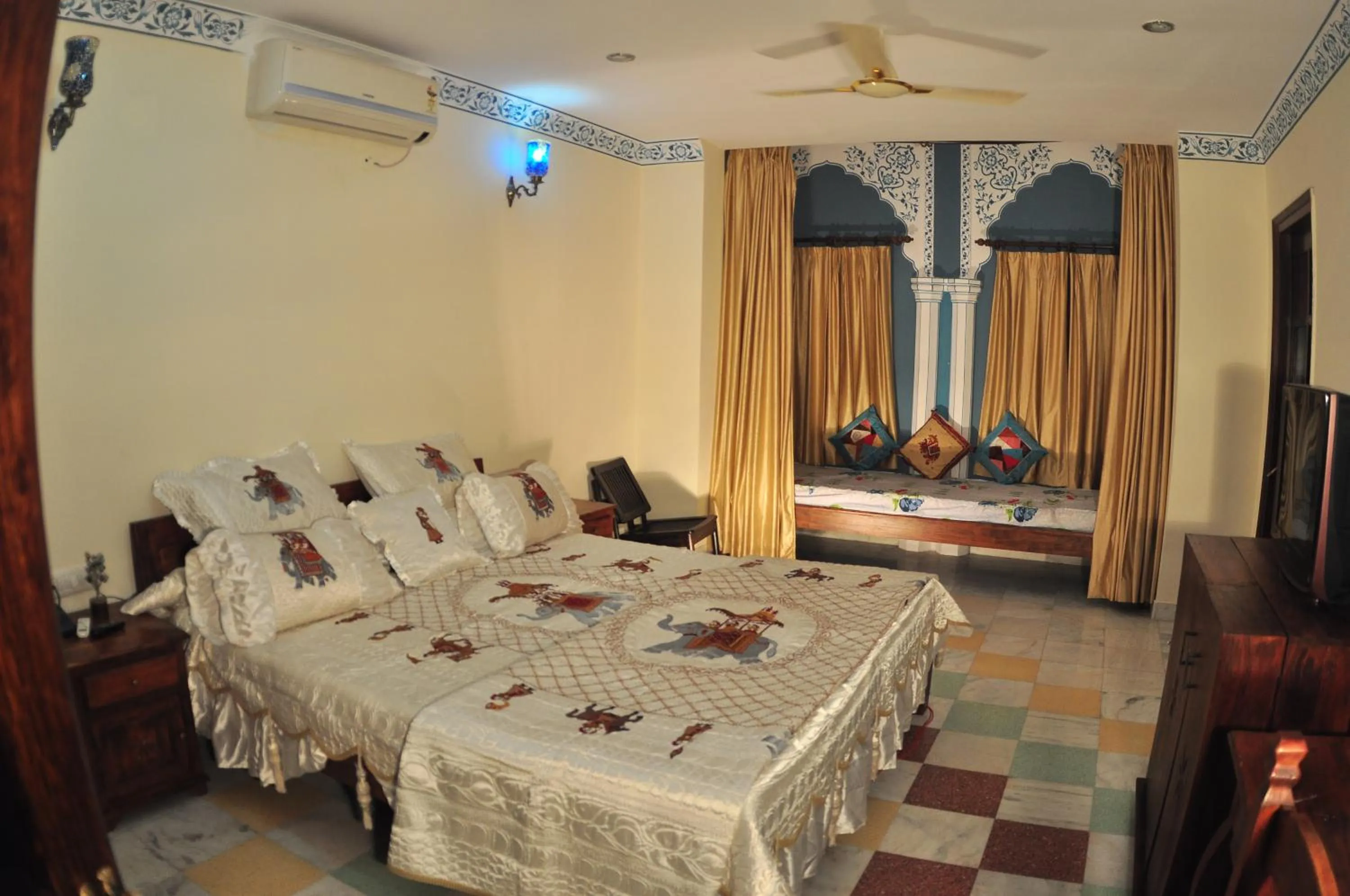Photo of the whole room, Bed in Rani Mahal Hotel