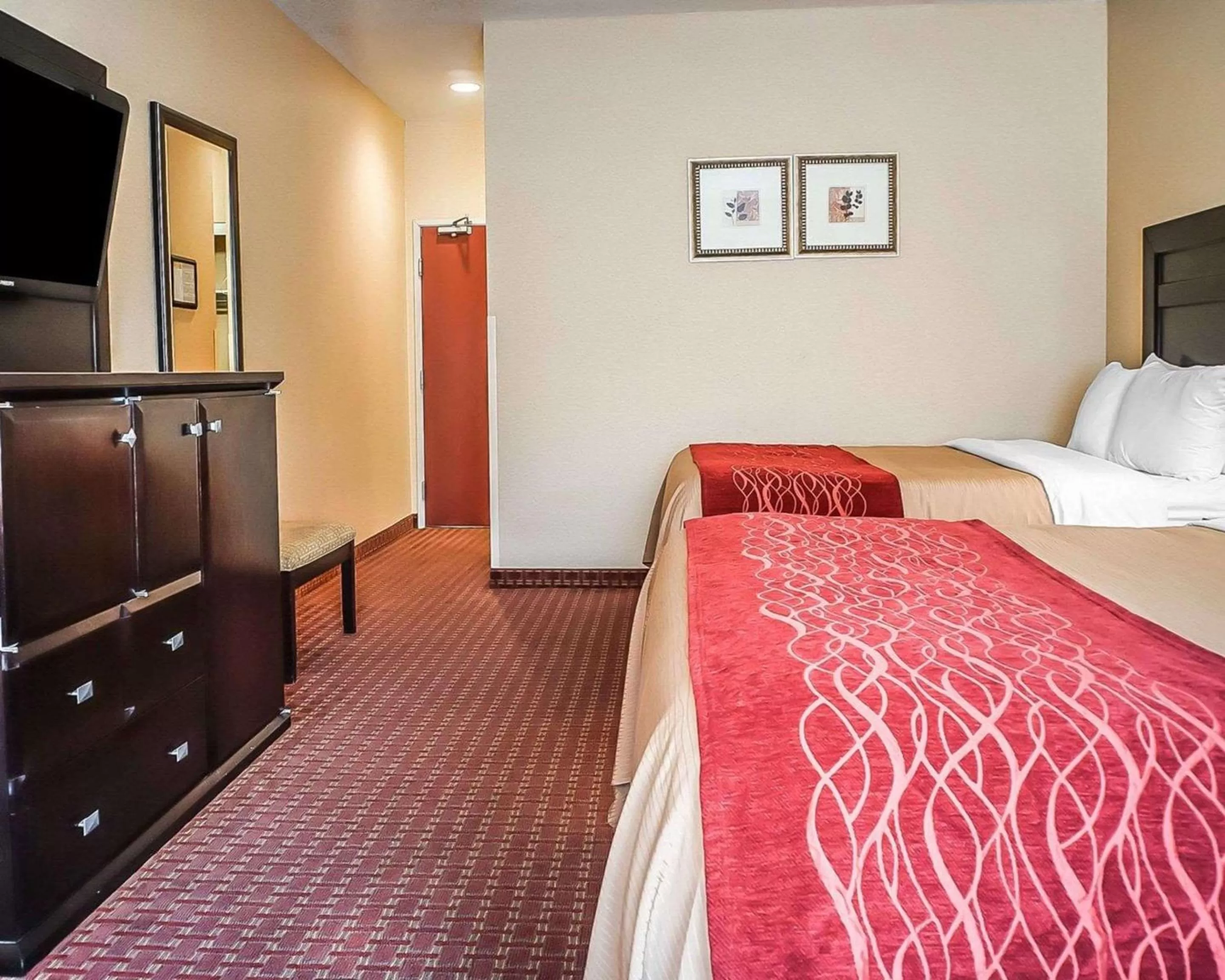Photo of the whole room, Bed in Quality Inn & Suites Roswell North