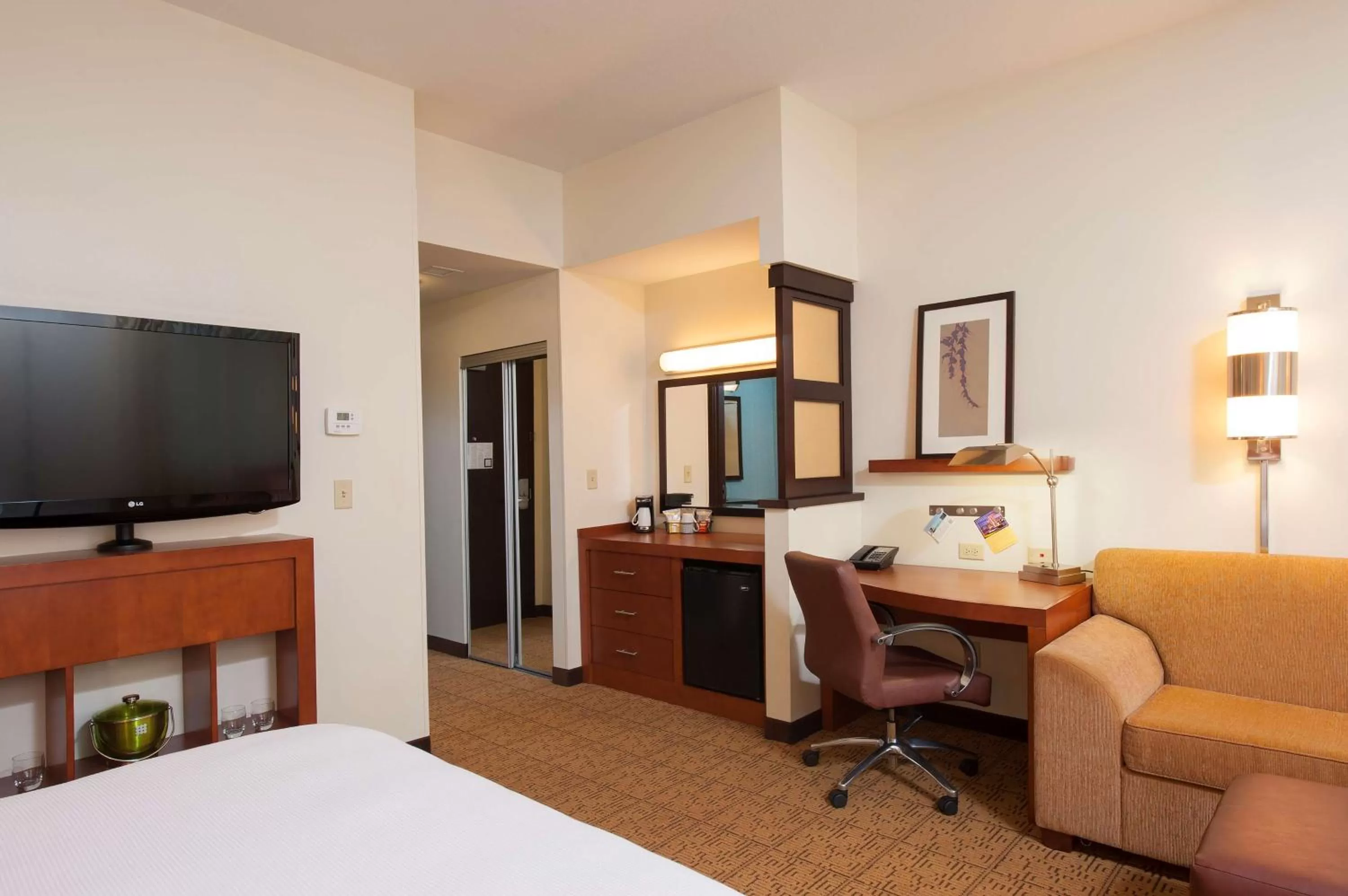 Photo of the whole room, Bed in Hyatt Place Des Moines Downtown