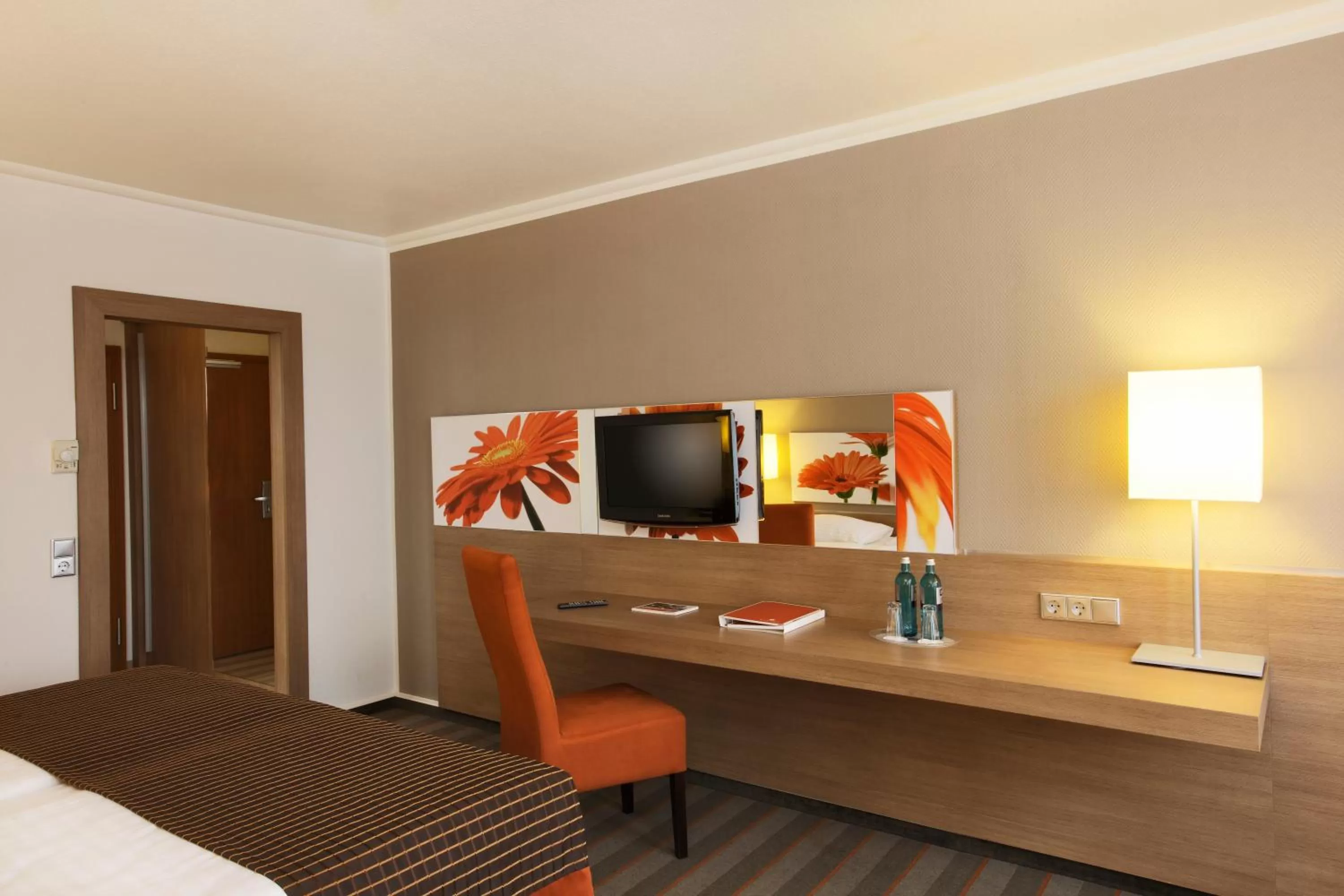 TV and multimedia, Bed in SOALTEE Hotel by Trip Inn Frankfurt Messe Tagungshotel