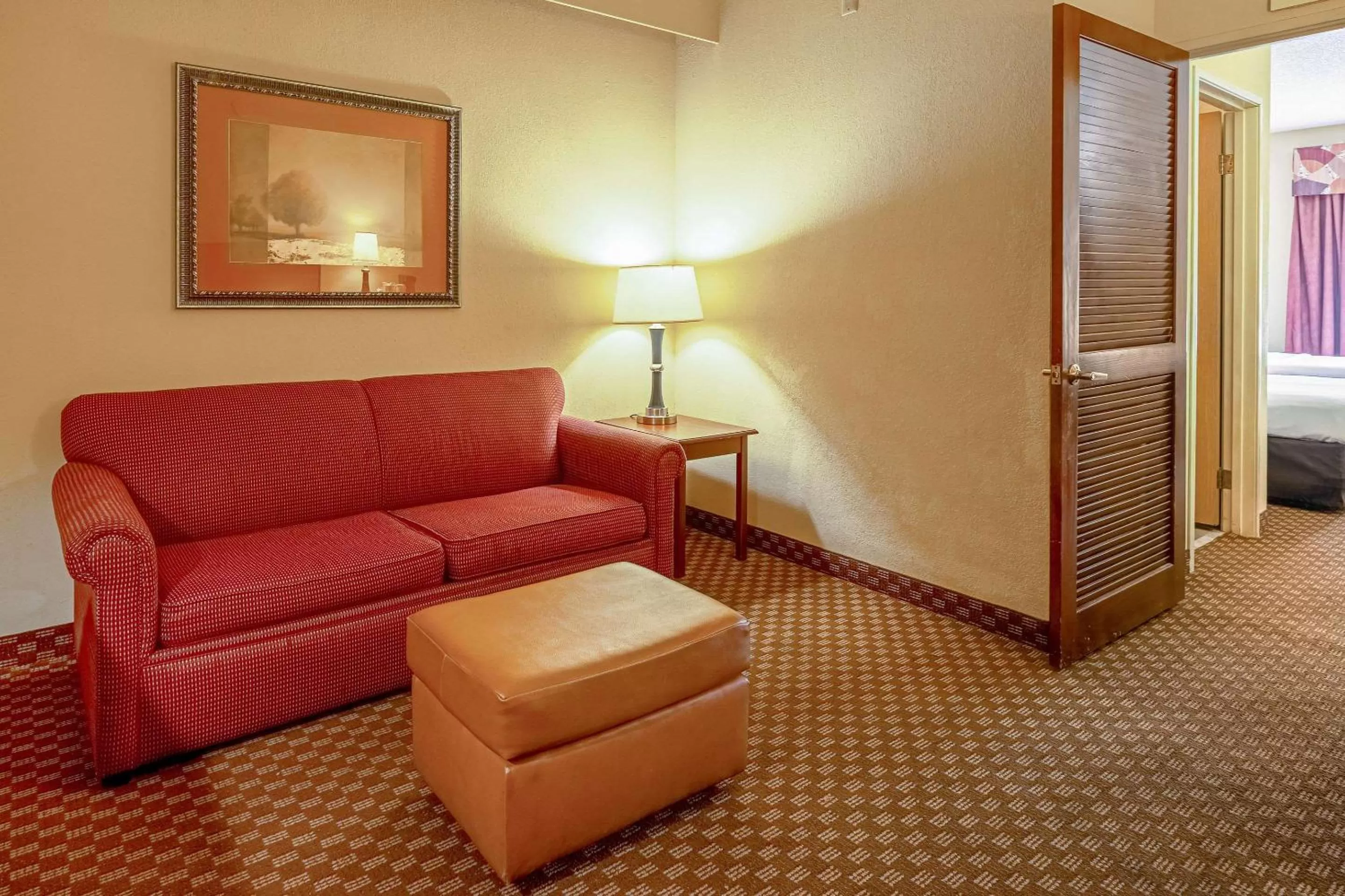Photo of the whole room, Bed in Quality Suites San Antonio Northeast