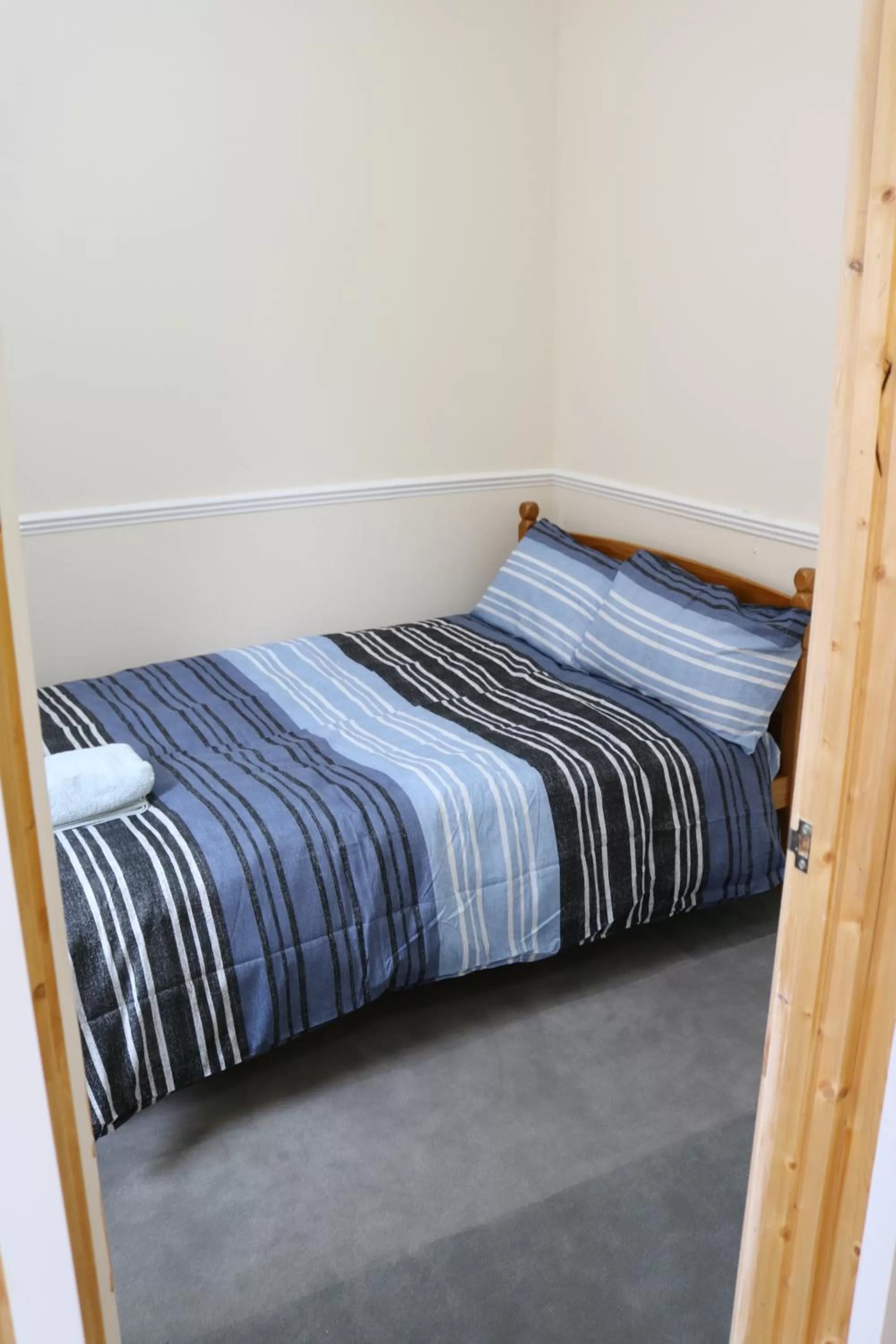 Bedroom, Bed in Lennard House