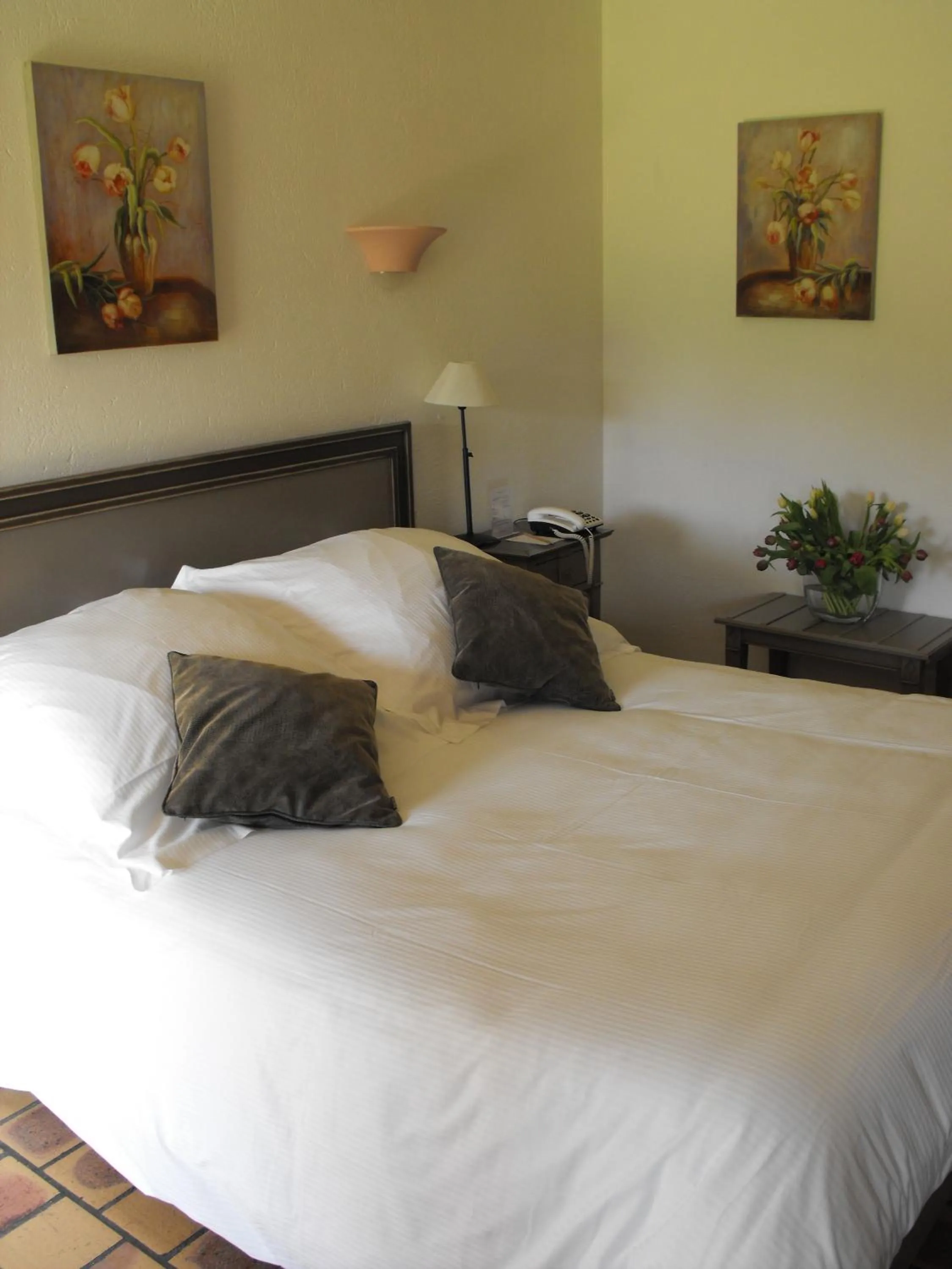 Bed in L'Orée des Chênes, The Originals Relais